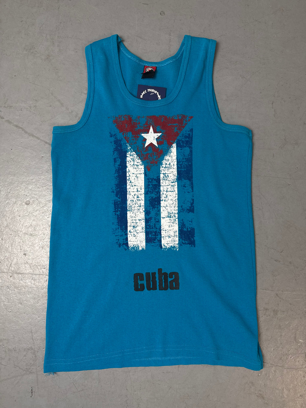Produktbild von blauem Cuba Tank Top auf grauem Boden