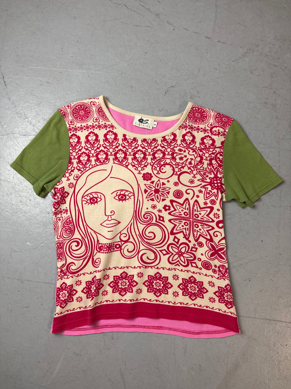 Vintage Red and Green Printed T-Shirt für Damen. Y2K Second Hand 2000s Fashion 