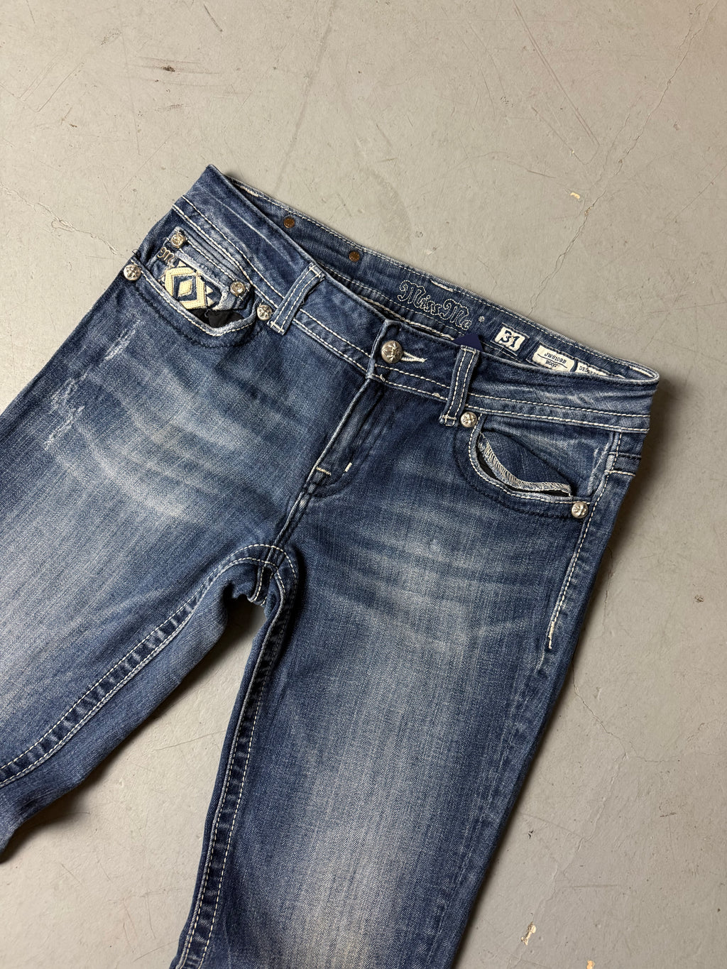 Detailliertes Produktbild von Vintage Miss Me Bootcut Denim L von vorne 