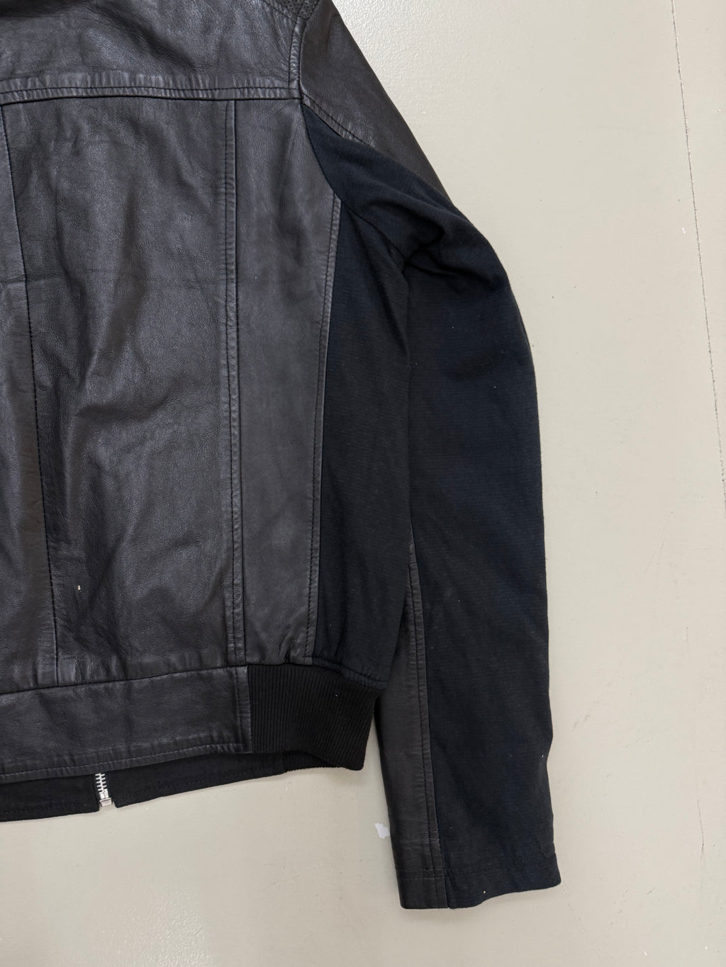 Vintage Black Hybrid Leather Jacket
für Frauen. Y2K Second Hand 2000s Fashion 