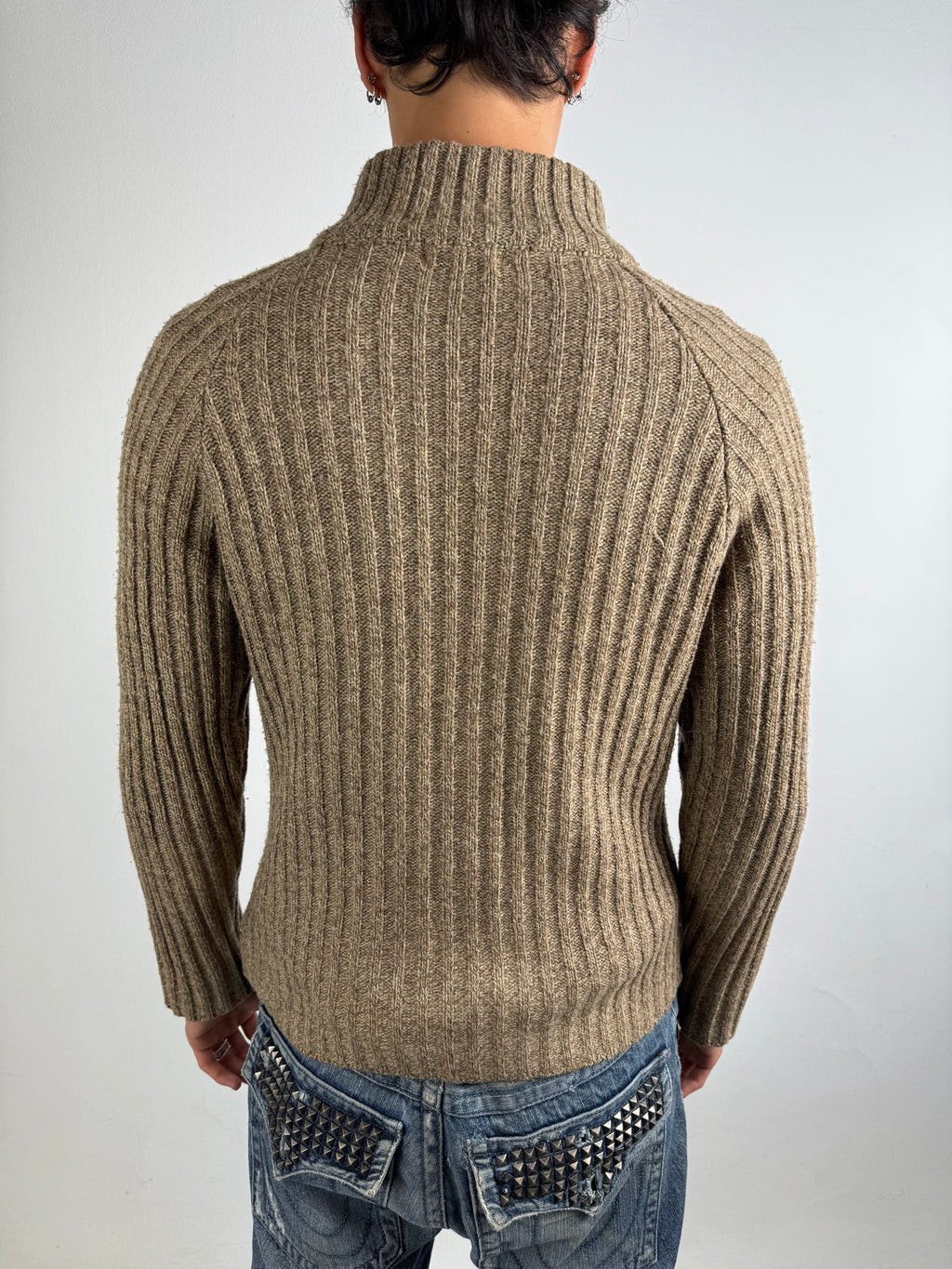 Ein brauner Strick zipper mit verwaschenem Print auf der Brust 