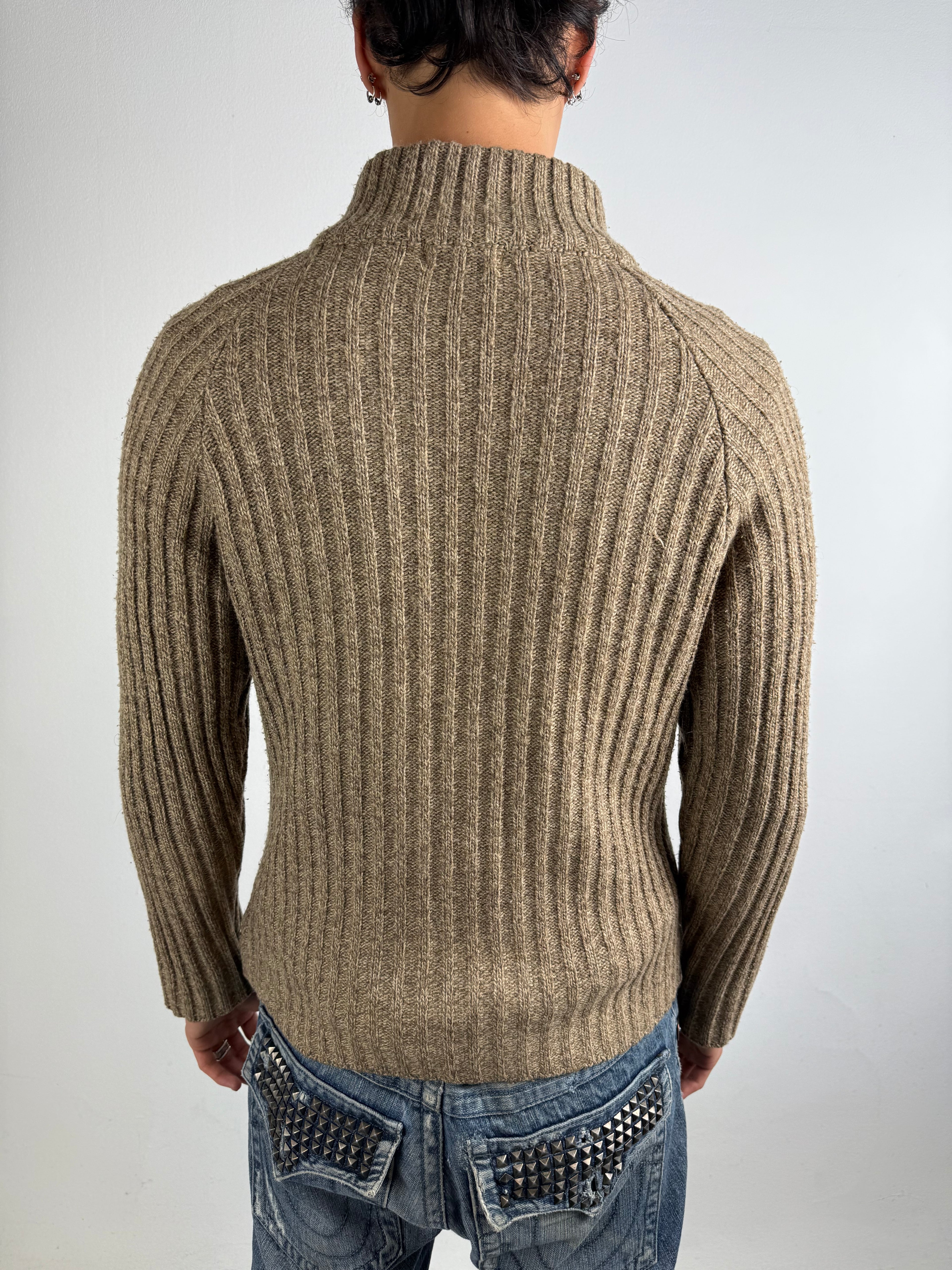 Ein brauner Strick zipper mit verwaschenem Print auf der Brust 