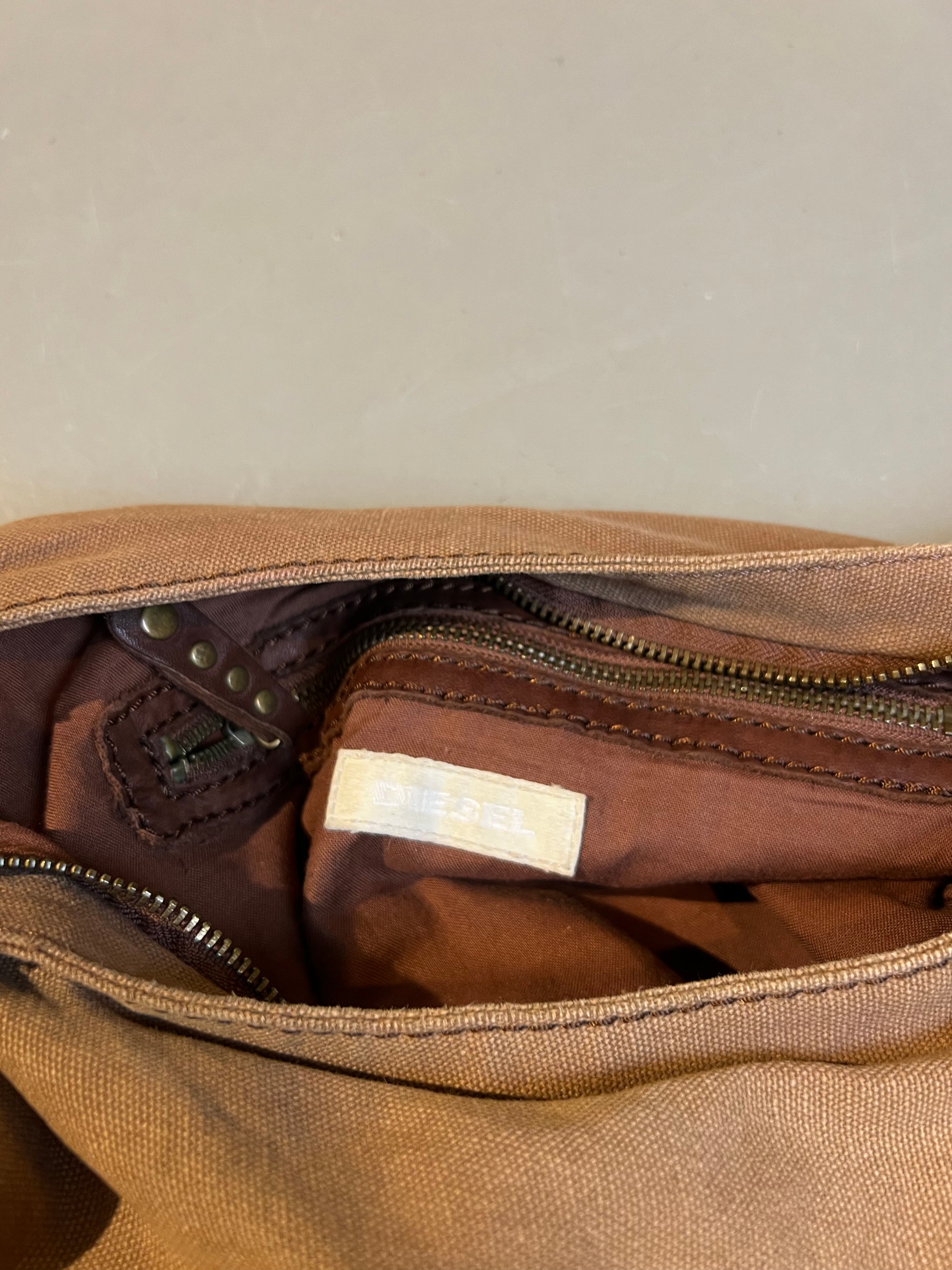 Produktbild der Vintage Brown Diesel  Slingbag von der innen Tasche.