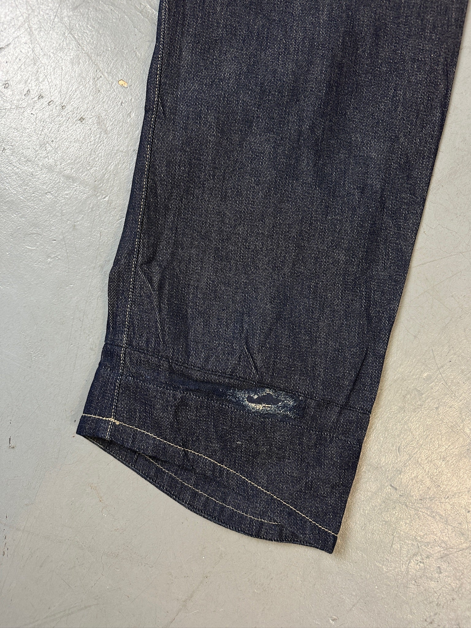 Eine dunkelblaue baggy Levi’s engineered denim jeans 
