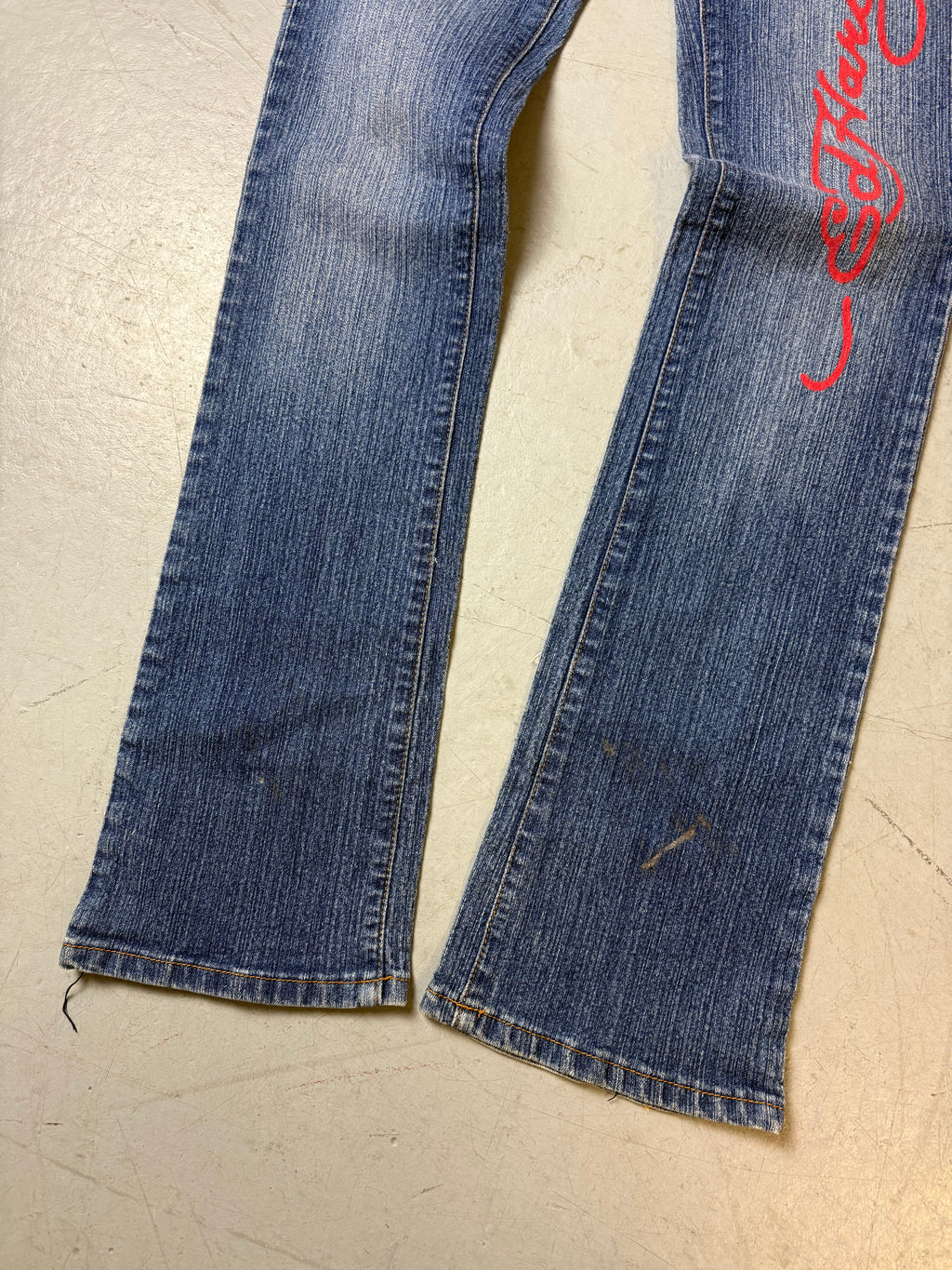 Detailbild von Vintage Ed Hardy Low Waist Bootcut Denim von vorne 