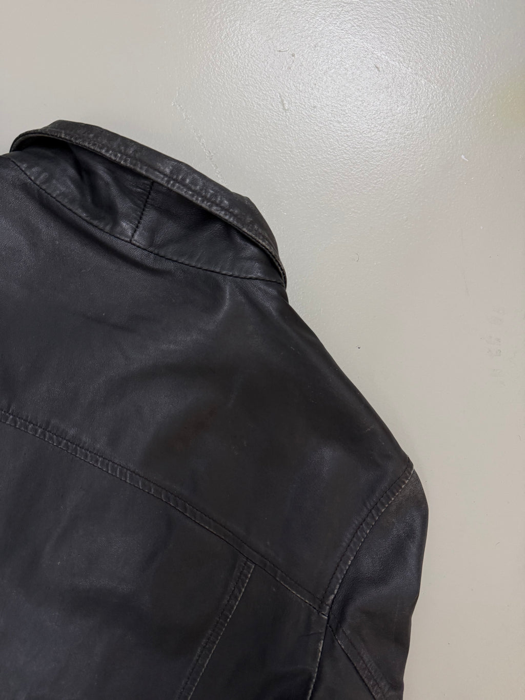 Vintage Black Strellson Leather Jacket
für Herren. Y2K Second Hand 2000s Fashion 