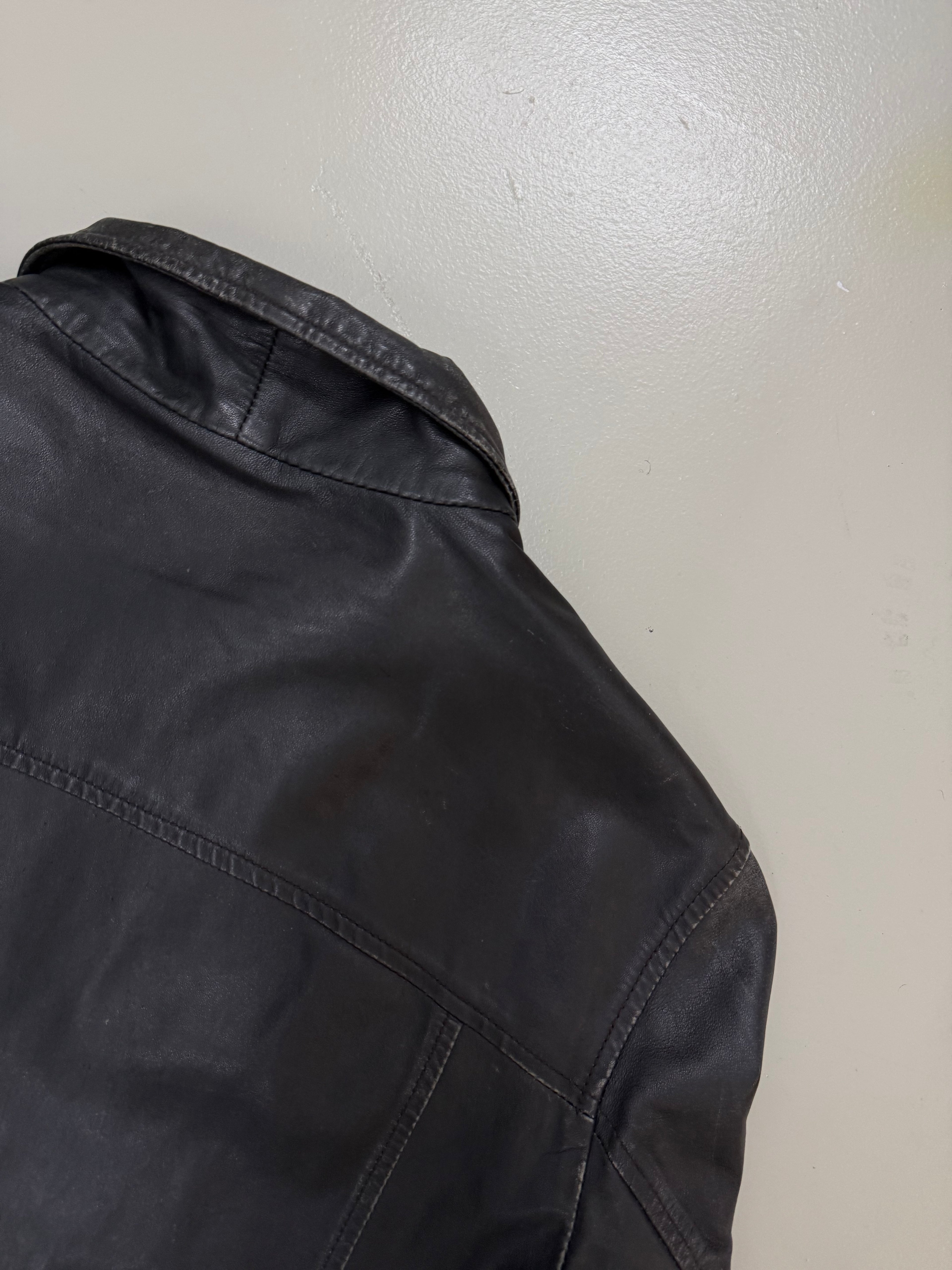 Vintage Black Strellson Leather Jacket
für Herren. Y2K Second Hand 2000s Fashion 