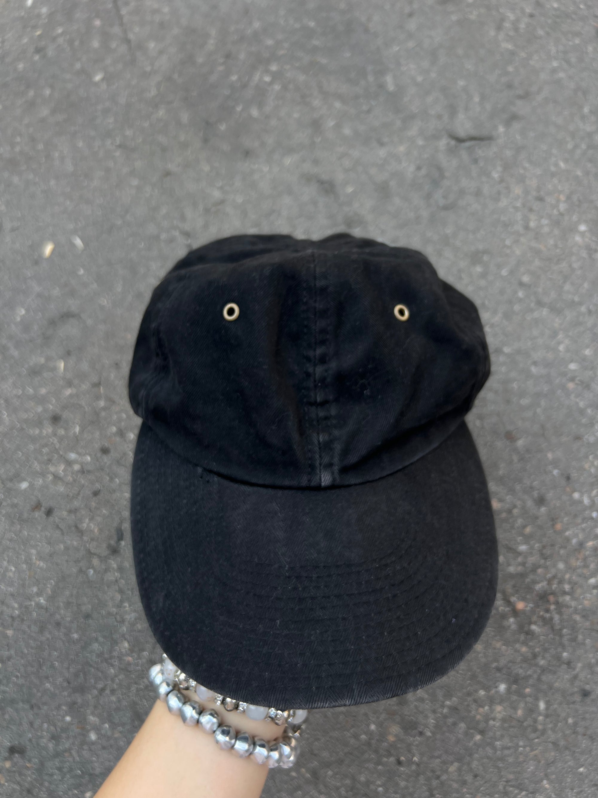Eine schwarze Levi’s Cap mit dem Logo an der Seite und verstellbarer Schlaufe 