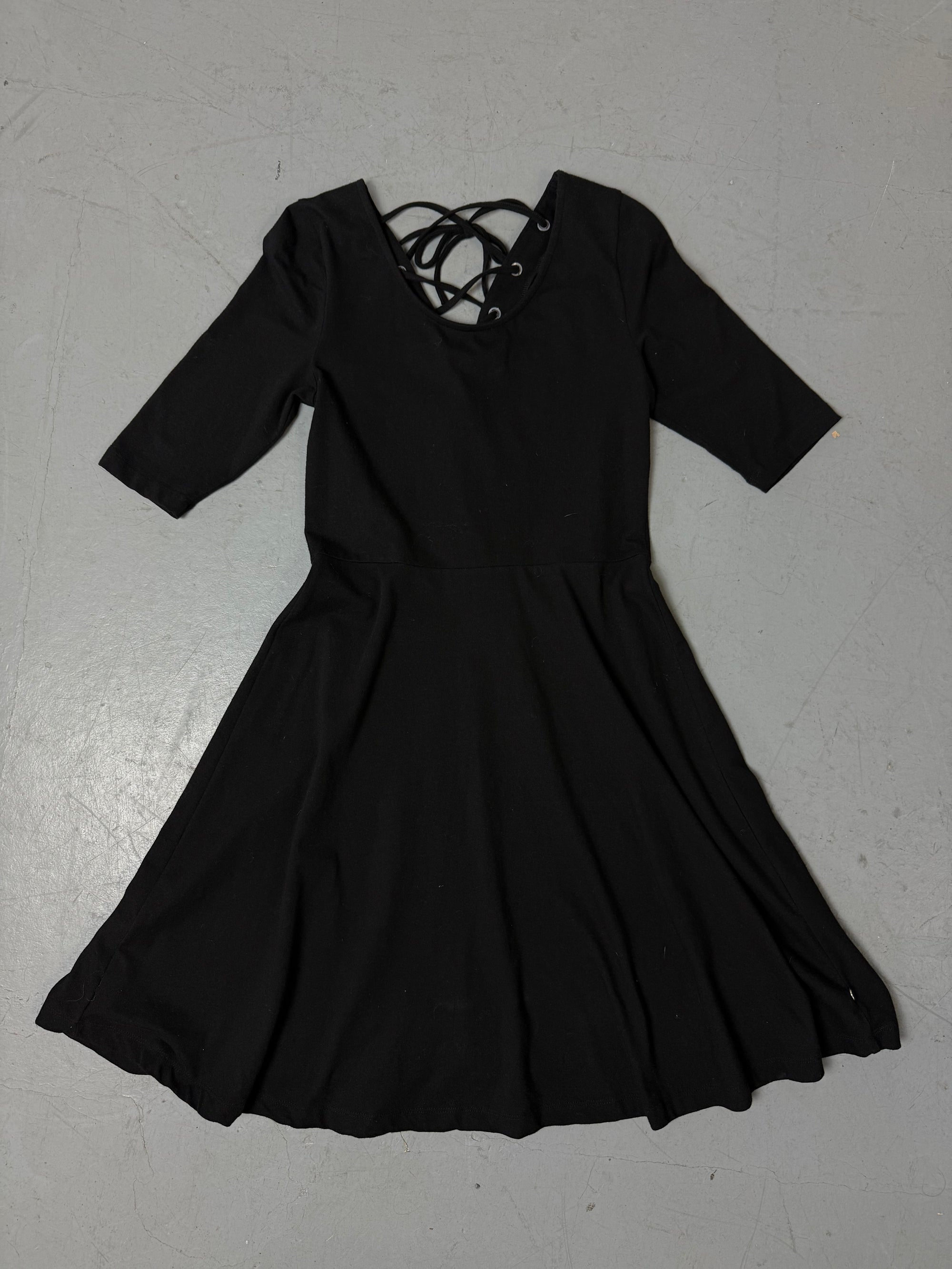 Ein schwarzes midi Kleid mit teils offenem Rücken und kurzen Ärmeln in S