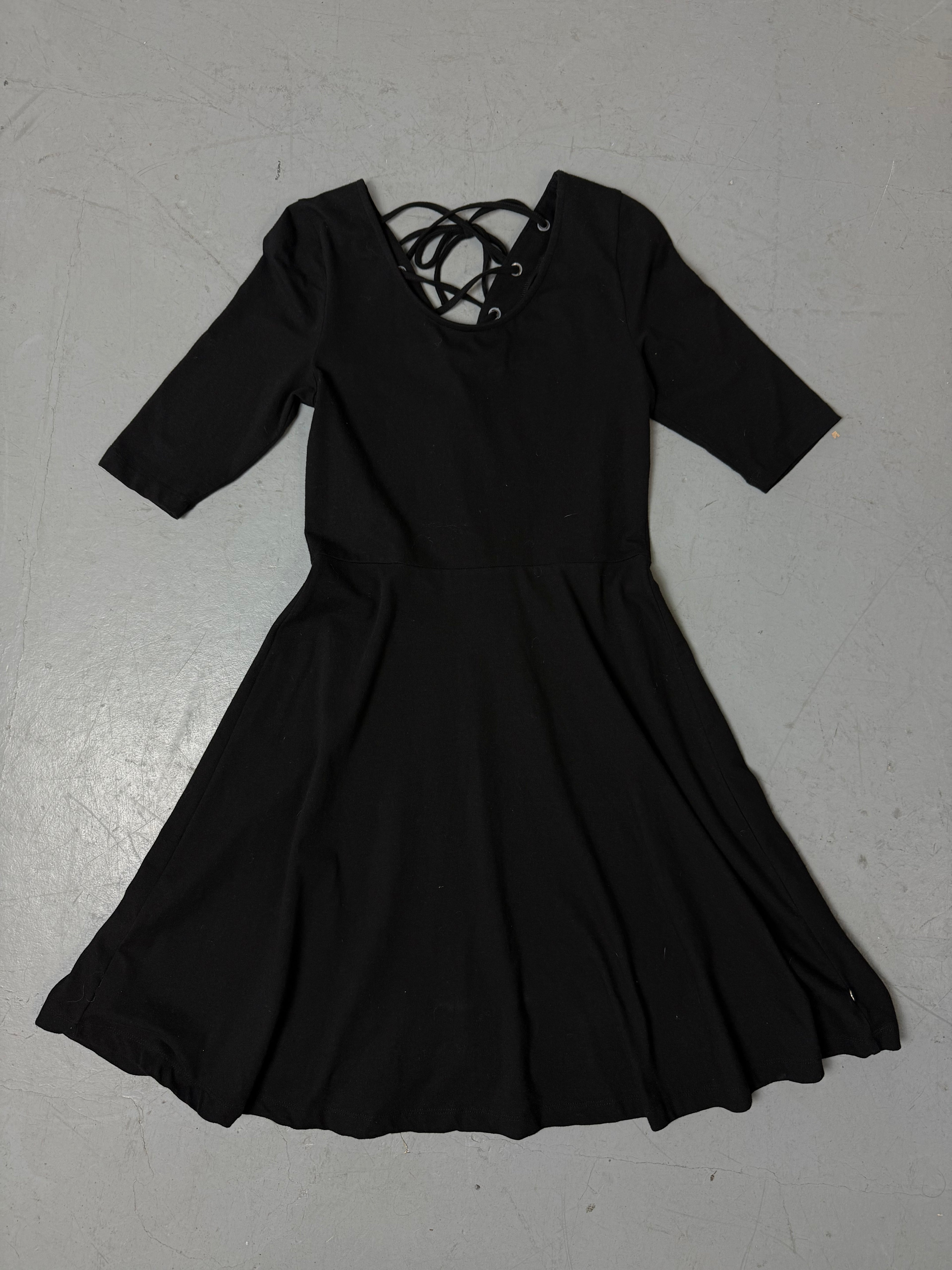 Ein schwarzes midi Kleid mit teils offenem Rücken und kurzen Ärmeln in S