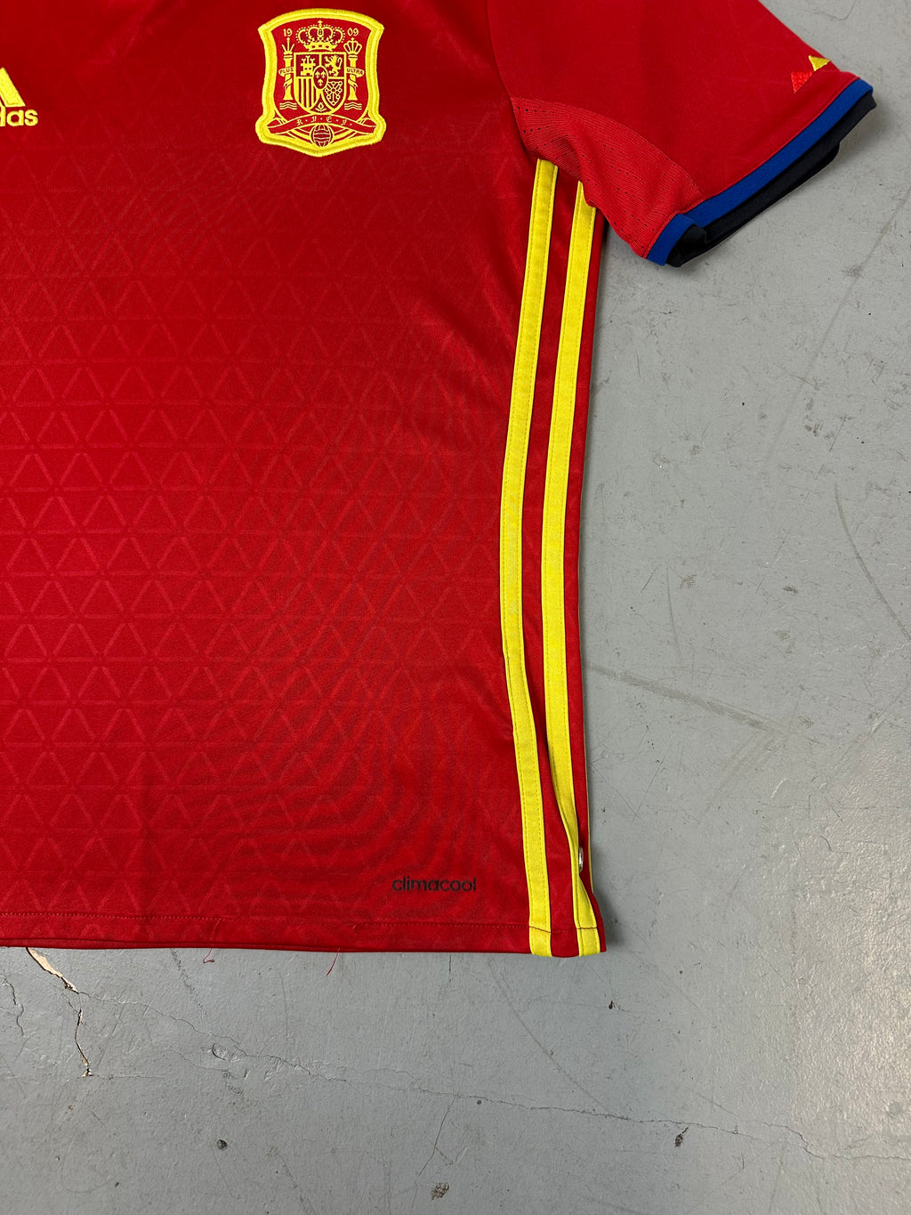 Ein rotes Adidas spanen Nationalmannschaft Trikot in XS