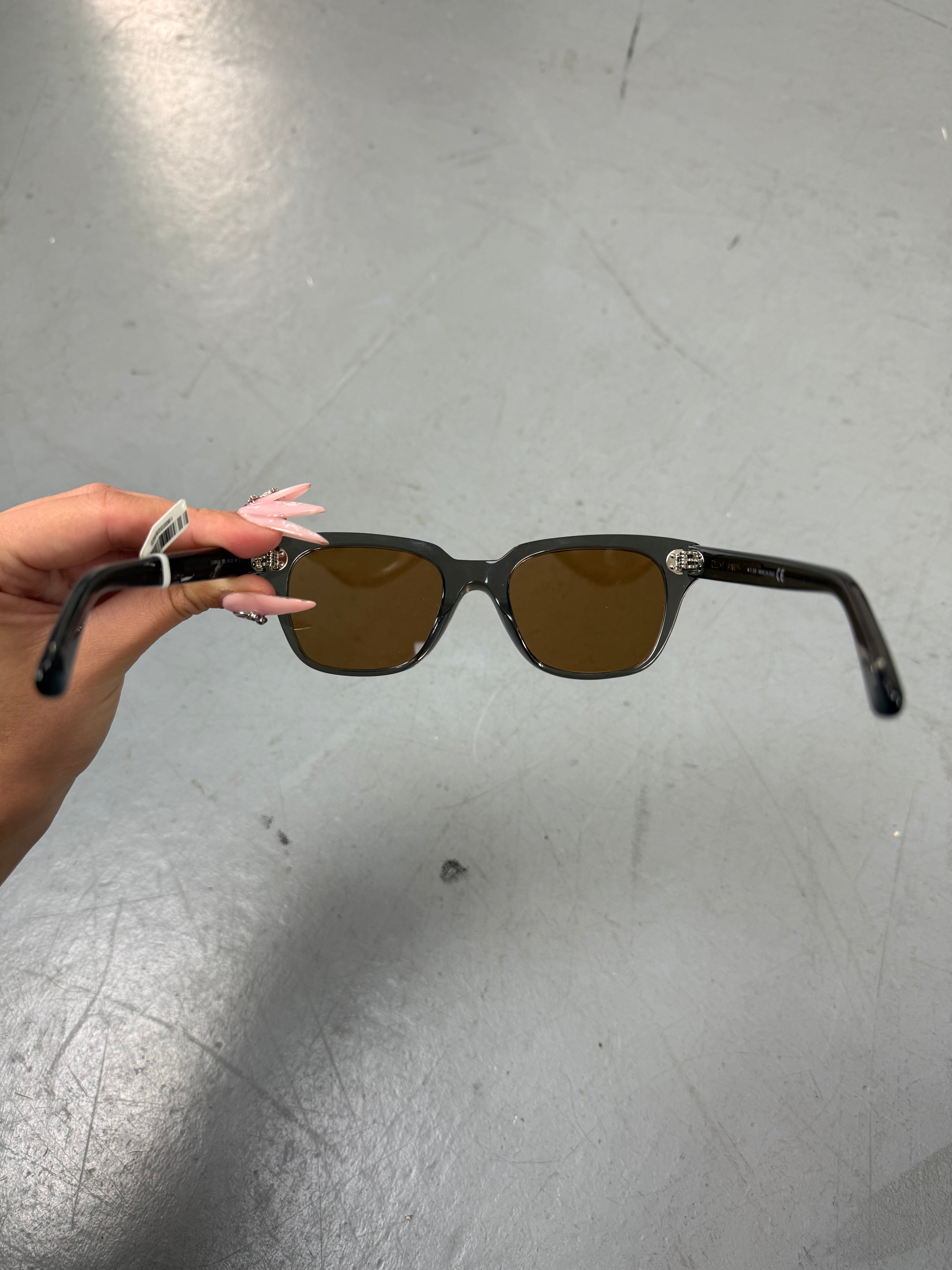 Dunkelgraue Sonnenbrille von Celine im cat eye look mit Glitzer details an den Bügeln 