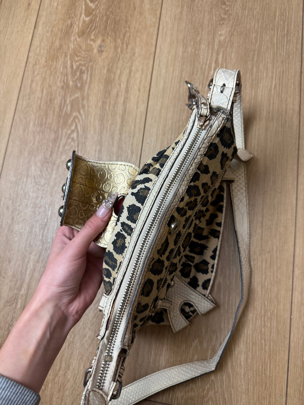 Detailbild von einer Vintage Leopard Y2K Guess Shoulder Bag von Zipper