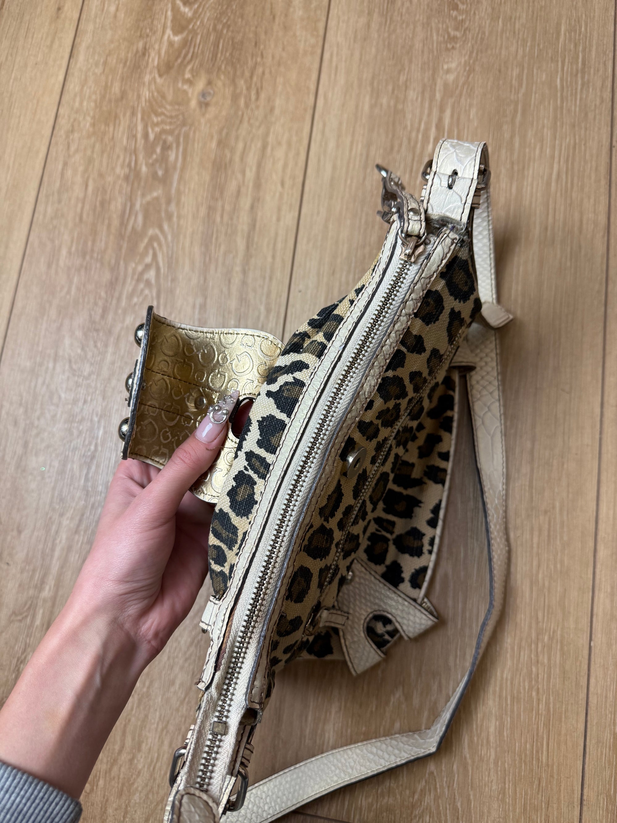 Detailbild von einer Vintage Leopard Y2K Guess Shoulder Bag von Zipper