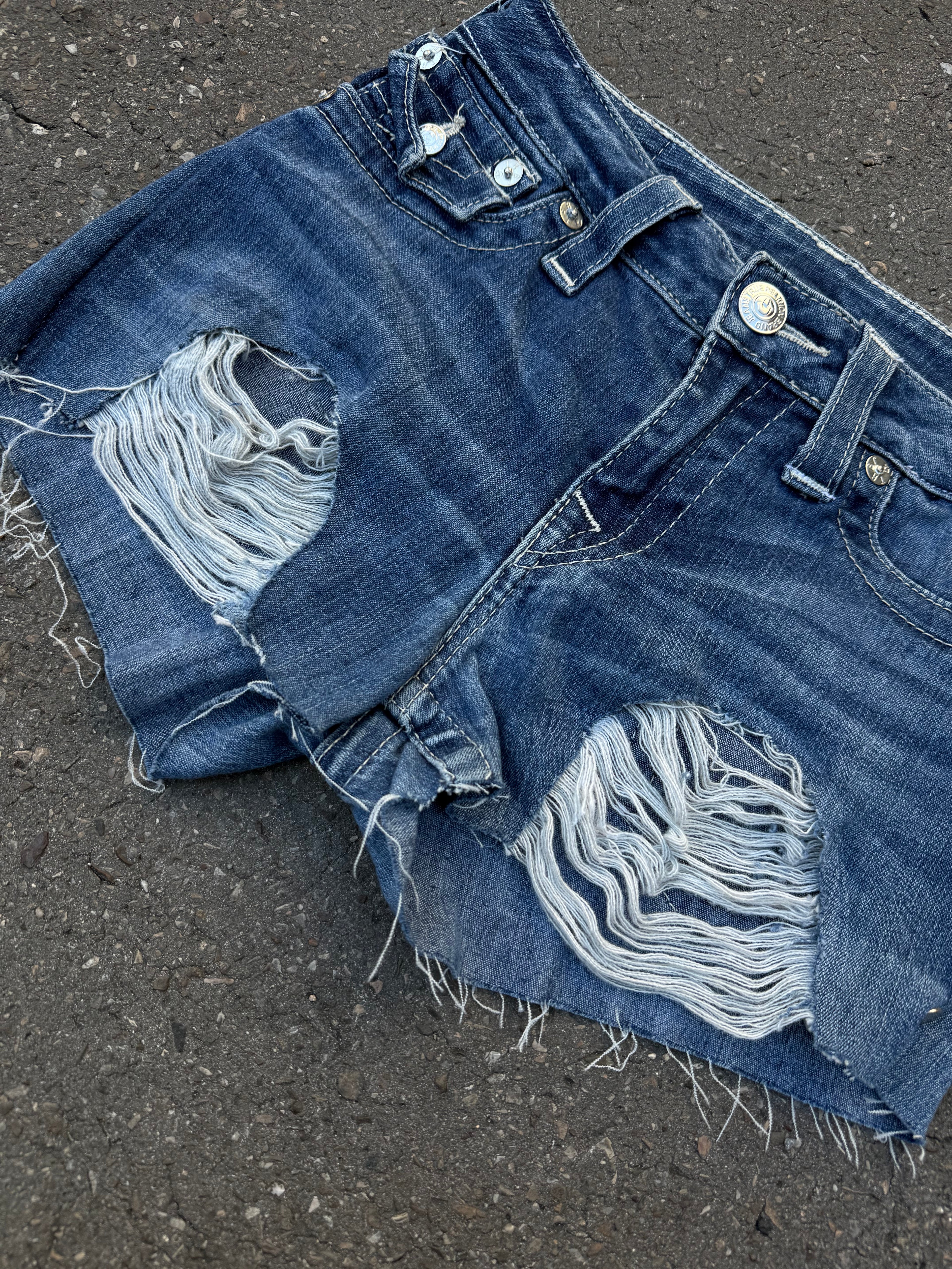 Eine True Religion Hot Pants im Ripped Look mit Hufeisen Stitching auf den Hintertaschen in XS