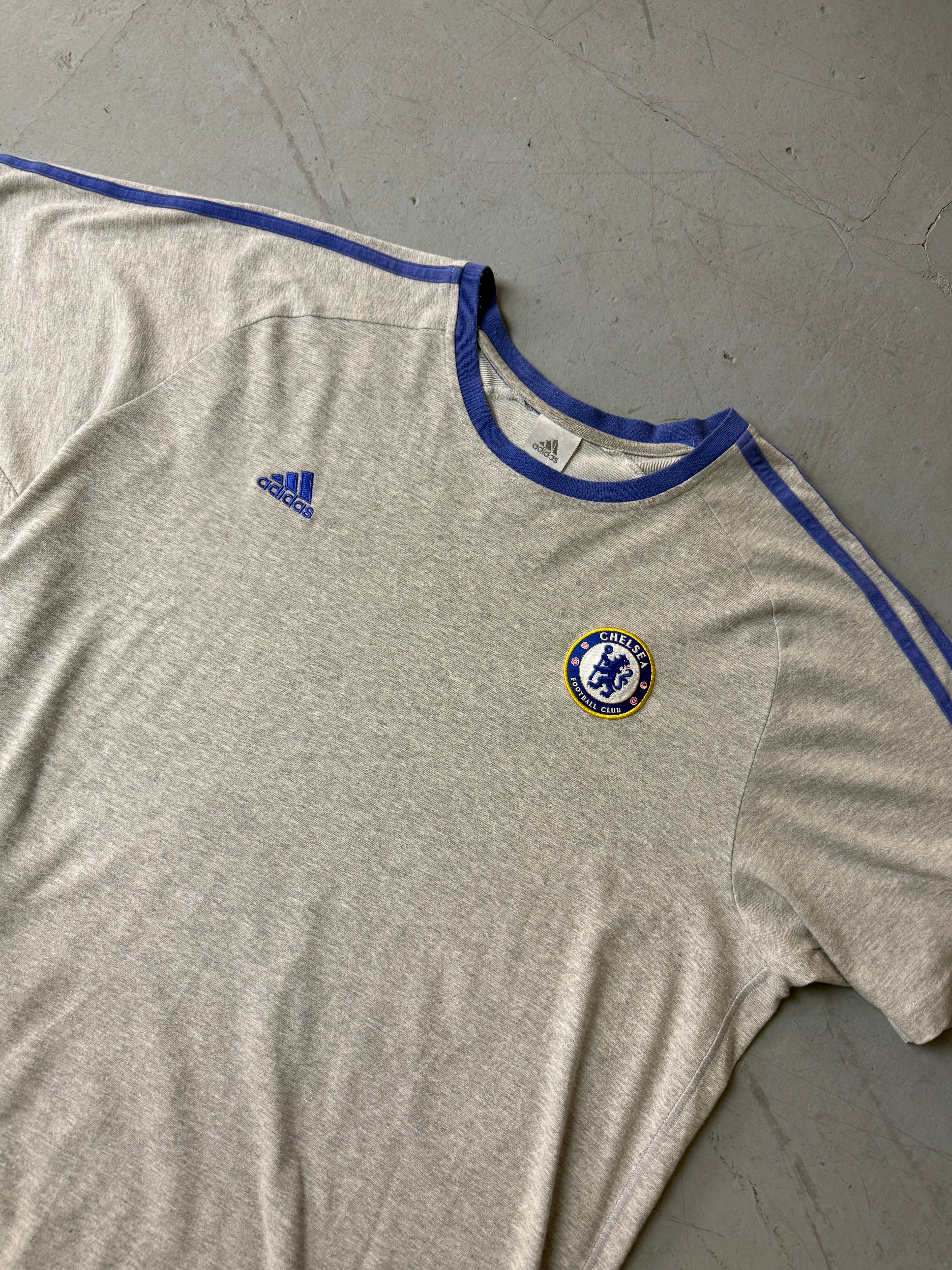 Vintage graues Adidas Shirt von Chelsea mit blauen Streifen für Herren y2k 2000s Fashion 