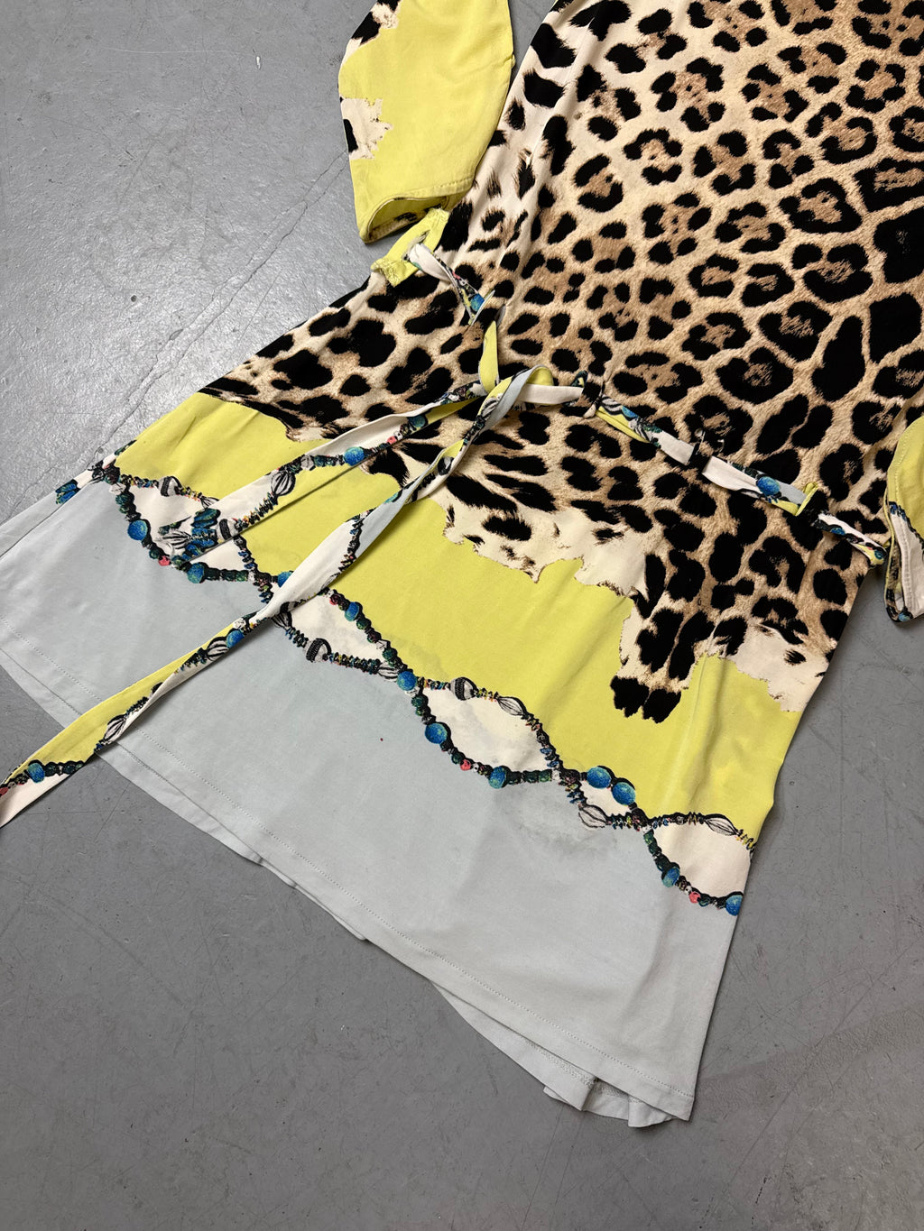 Detailbild von Vintage Roberto Cavalli Yellow Leopard Print Dress M von vorderer unterer Hälfte