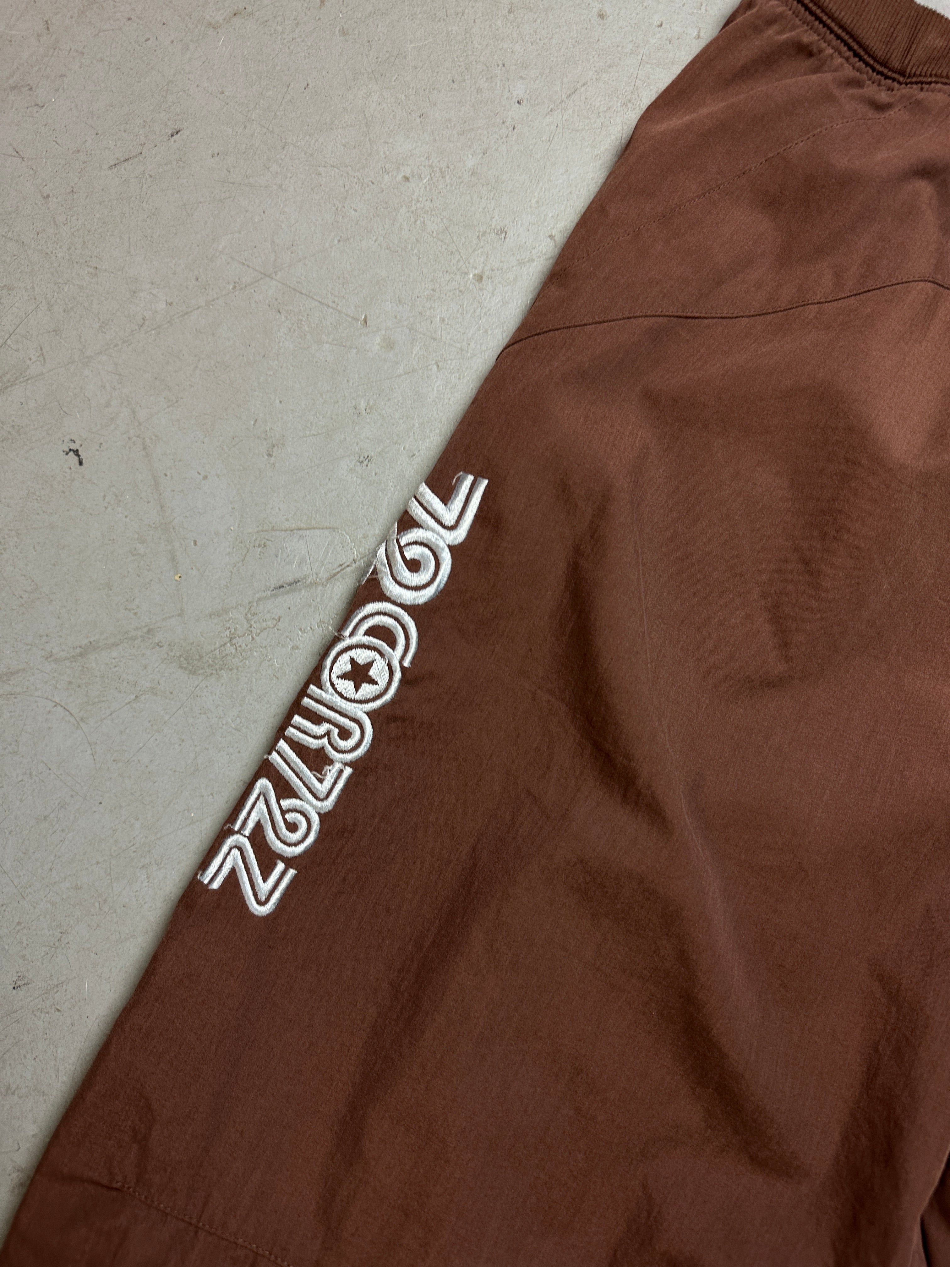 Produktbild Vintage Brown Nike Track Pants von hinten 