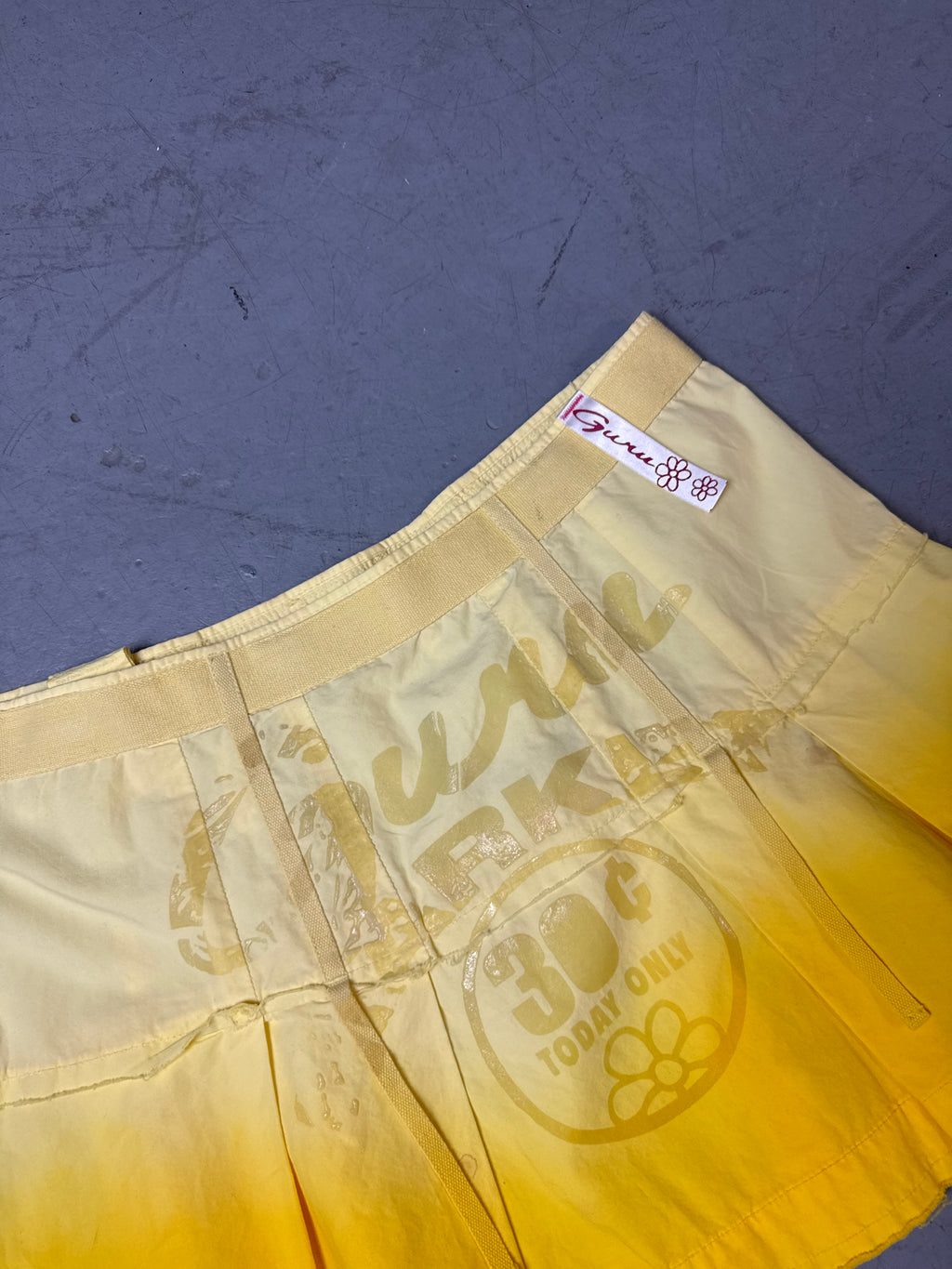 Ein gelber Mini skirt von Guru vintage Y2K 