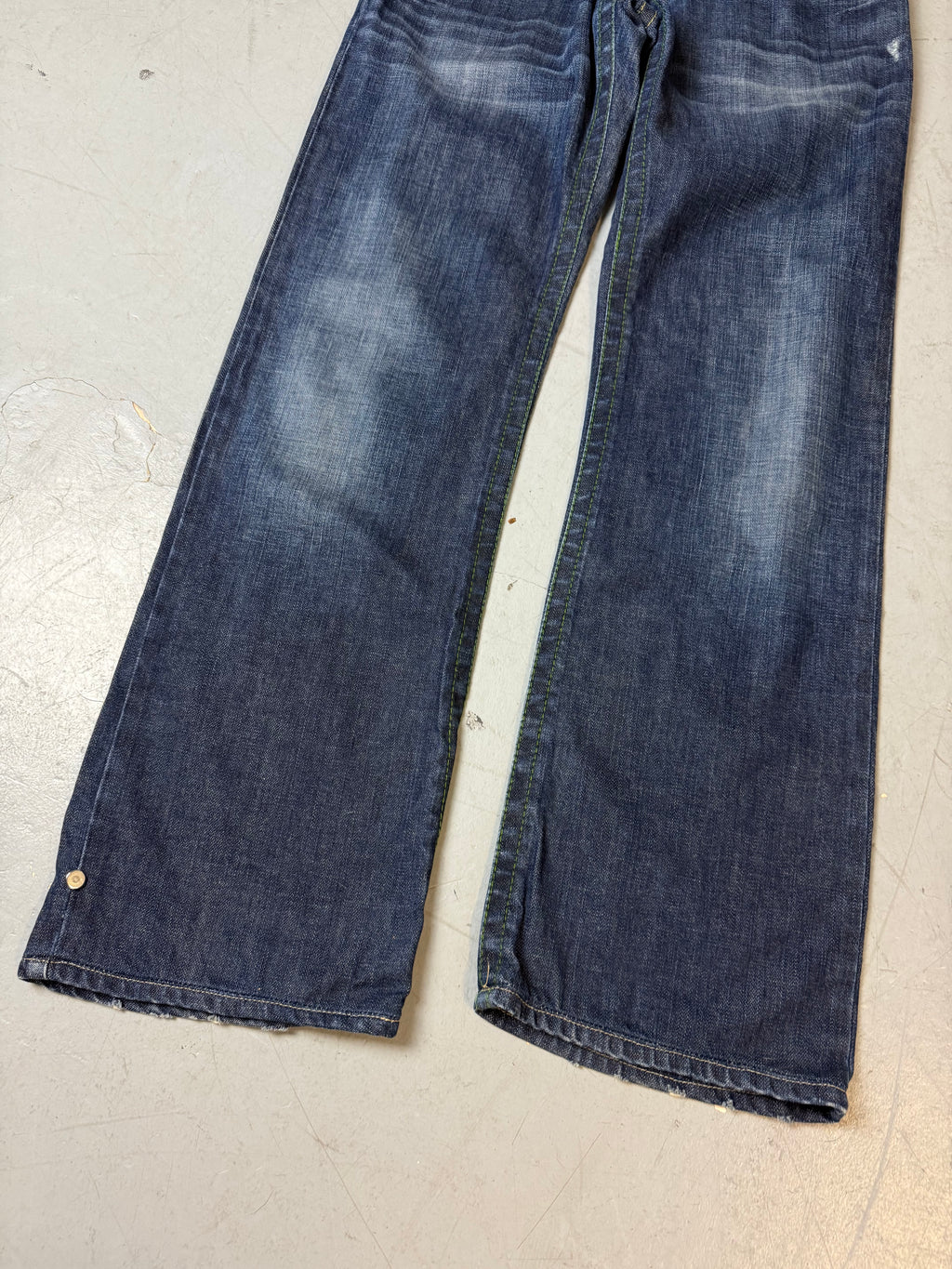 Eine dunkelblaue Straight leg Jeans von Armani mid waist 
