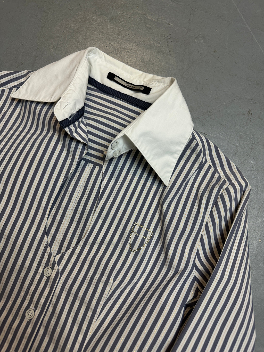 Vintage White and Blue Striped Button Up Blouse für Frauen. Y2K Second Hand 2000s Fashion