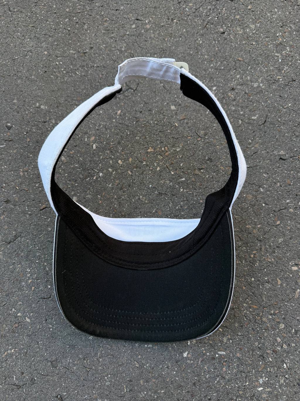 Eine weiße Tennis Cap von Callaway mit dem Logo in Silber vorne und verstellbarem Verschluss 