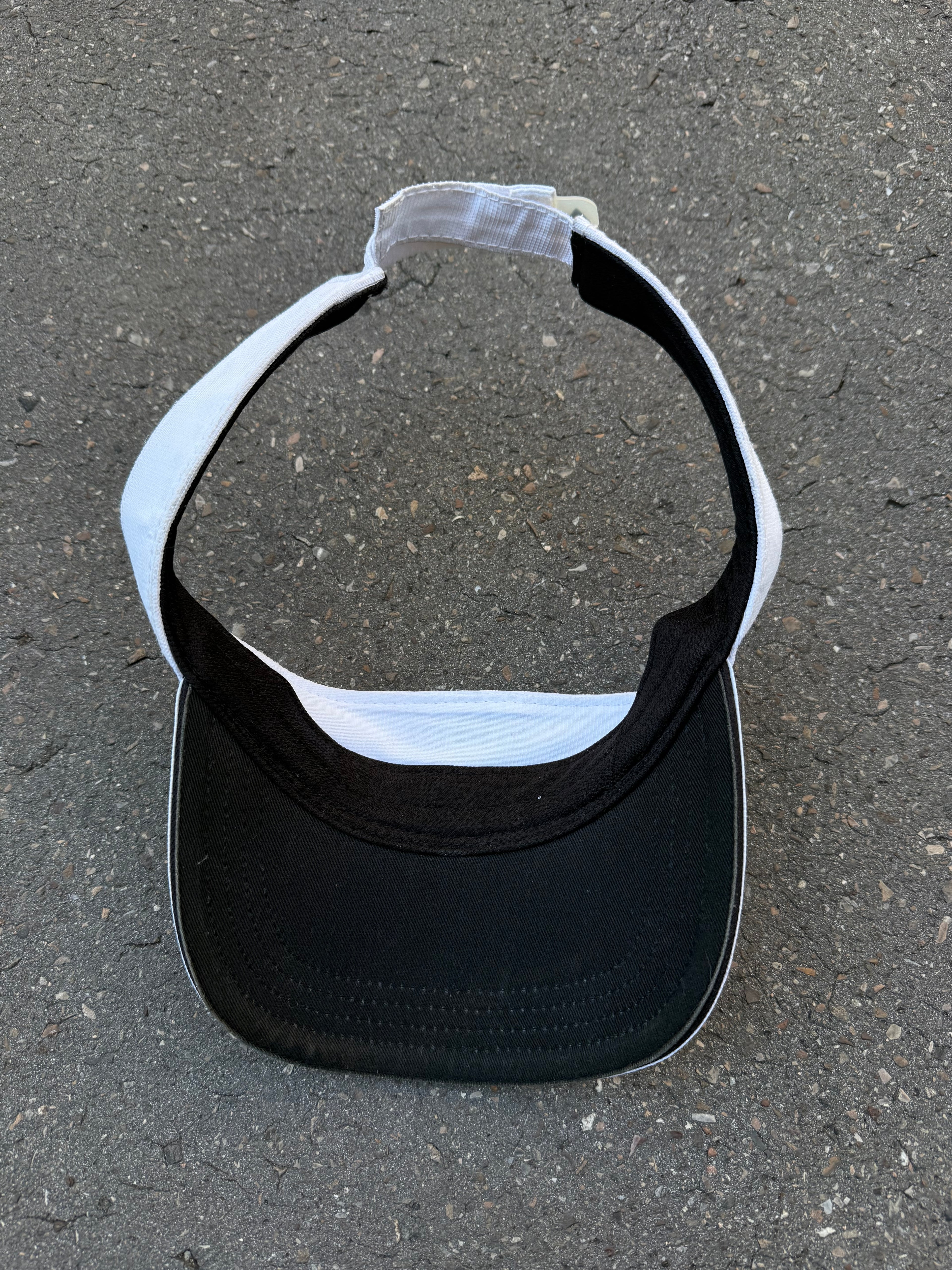 Eine weiße Tennis Cap von Callaway mit dem Logo in Silber vorne und verstellbarem Verschluss 