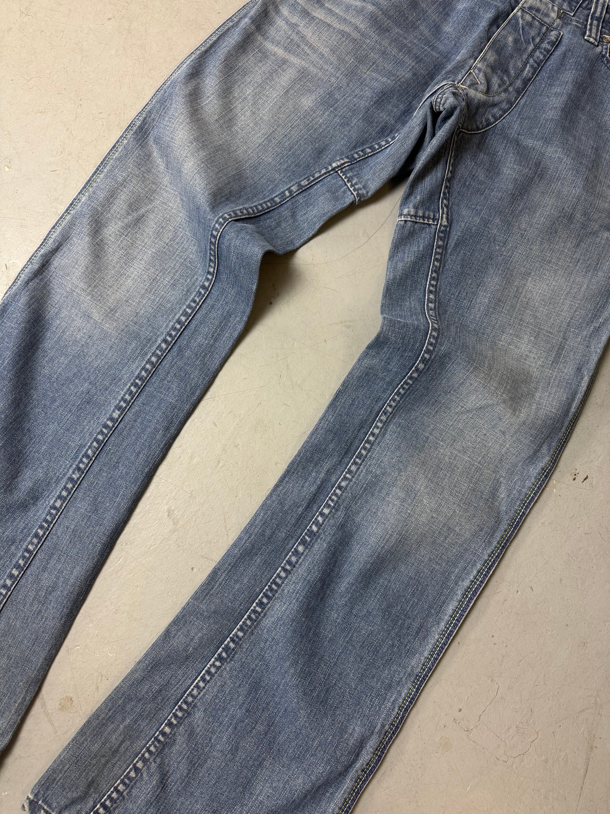 Detailbild von einer Vintage Diesel Blue Denim Jeans von Hosenbeinen vorne