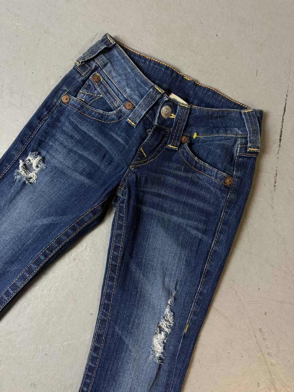 Detailbild von einer Vintage True Religion Low Waist Bootcut Jeans vom Bund