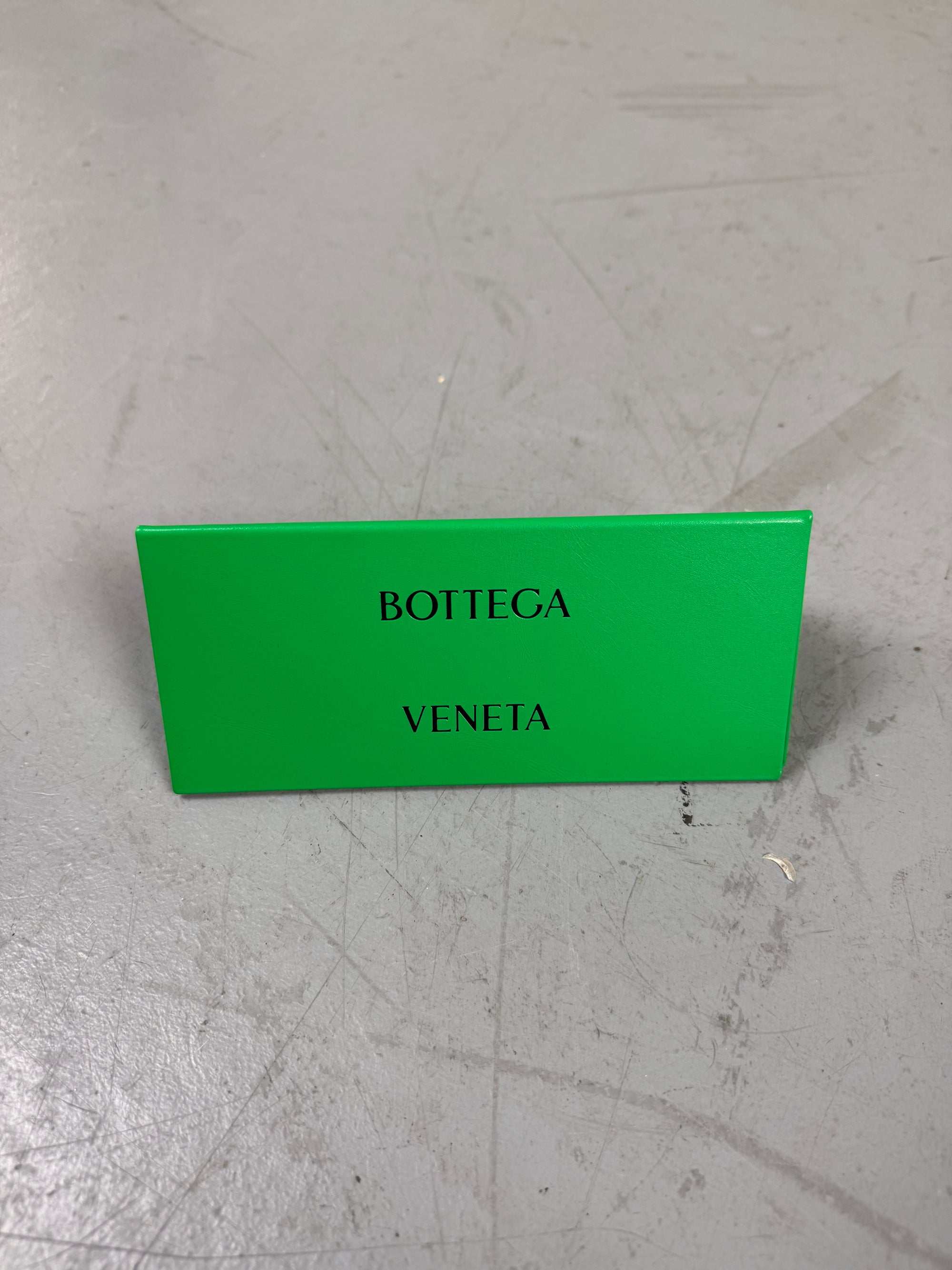 Eine weiß goldene Sonnenbrille mit großen Gläsern von Bottega veneta 