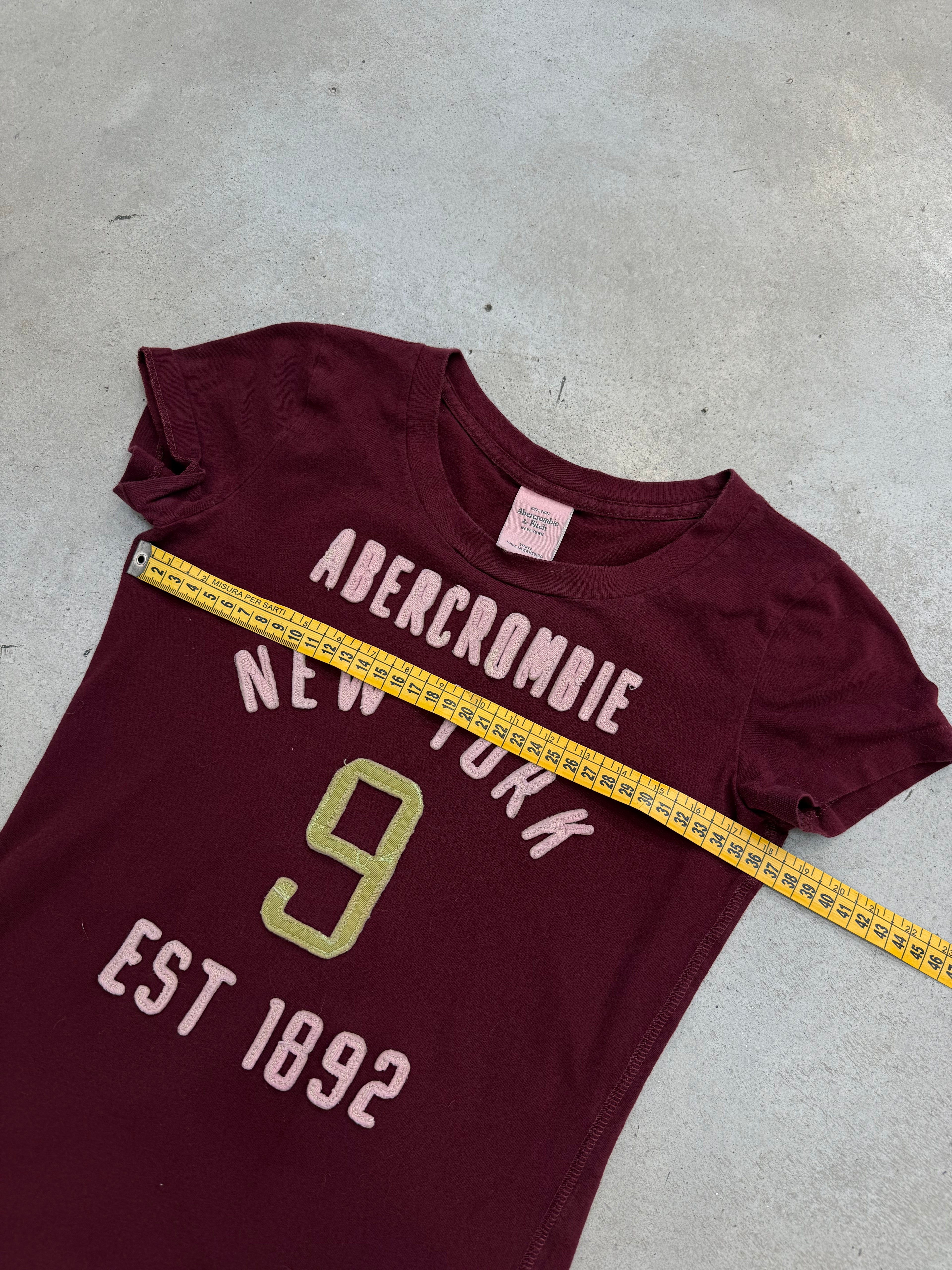 Vintage Abercrombie New York Bordeaux T-Shirt für Damen. Y2K Second Hand 2000s Fashion
