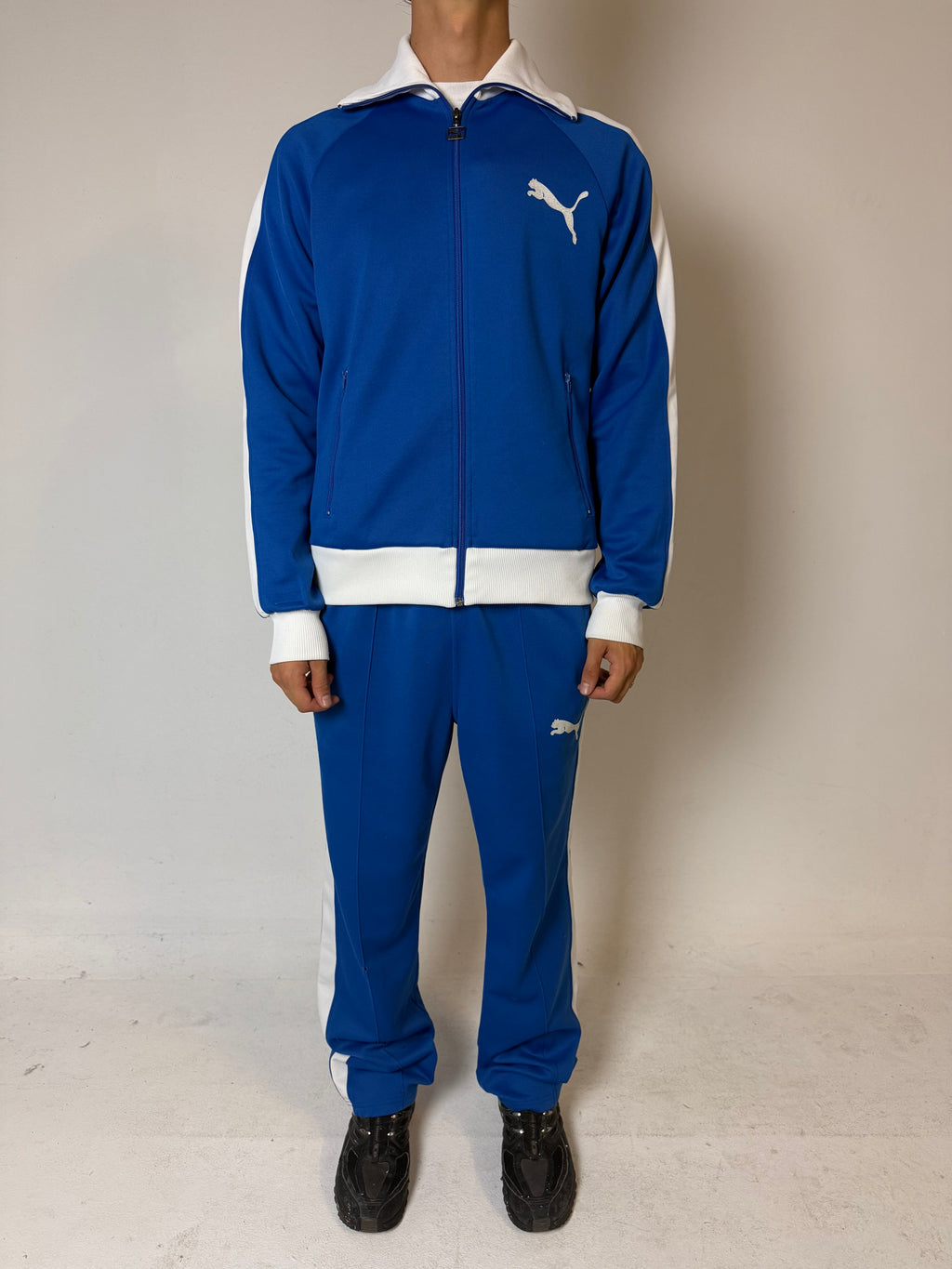 Ein Blau weißes Set von Puma bestehend aus Trackjacke und Trackpants in M/L