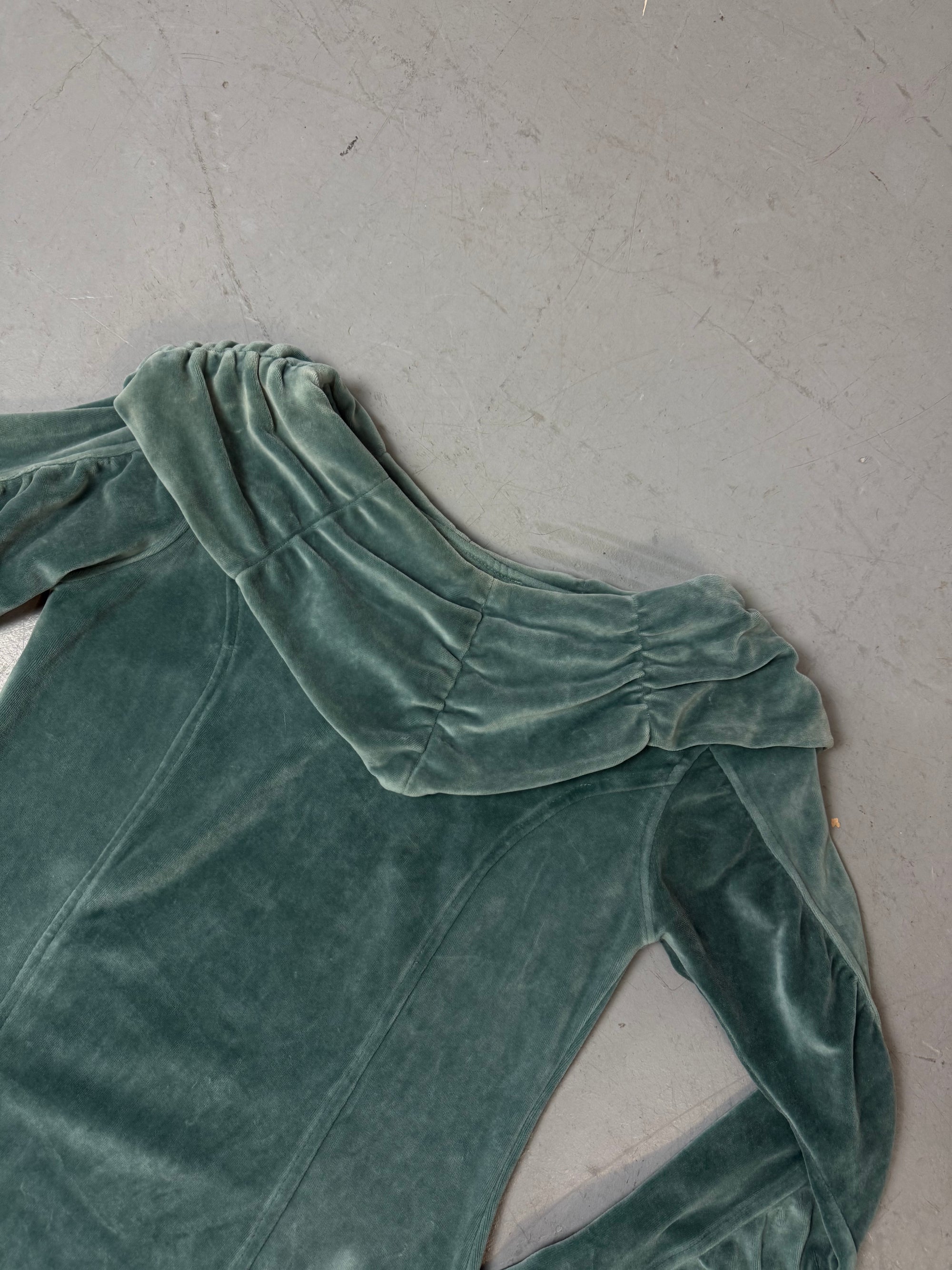 Ein türkisfarbener Sweater in samt in Größe L