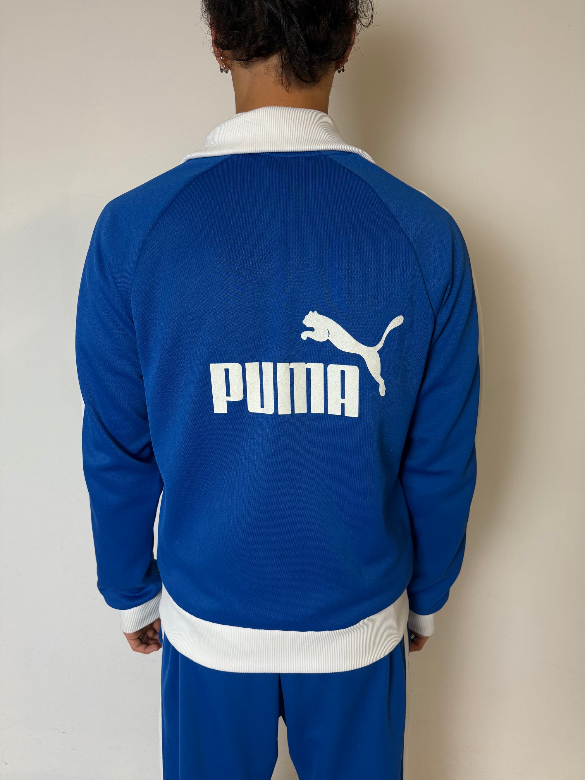 Ein Blau weißes Set von Puma bestehend aus Trackjacke und Trackpants in M/L