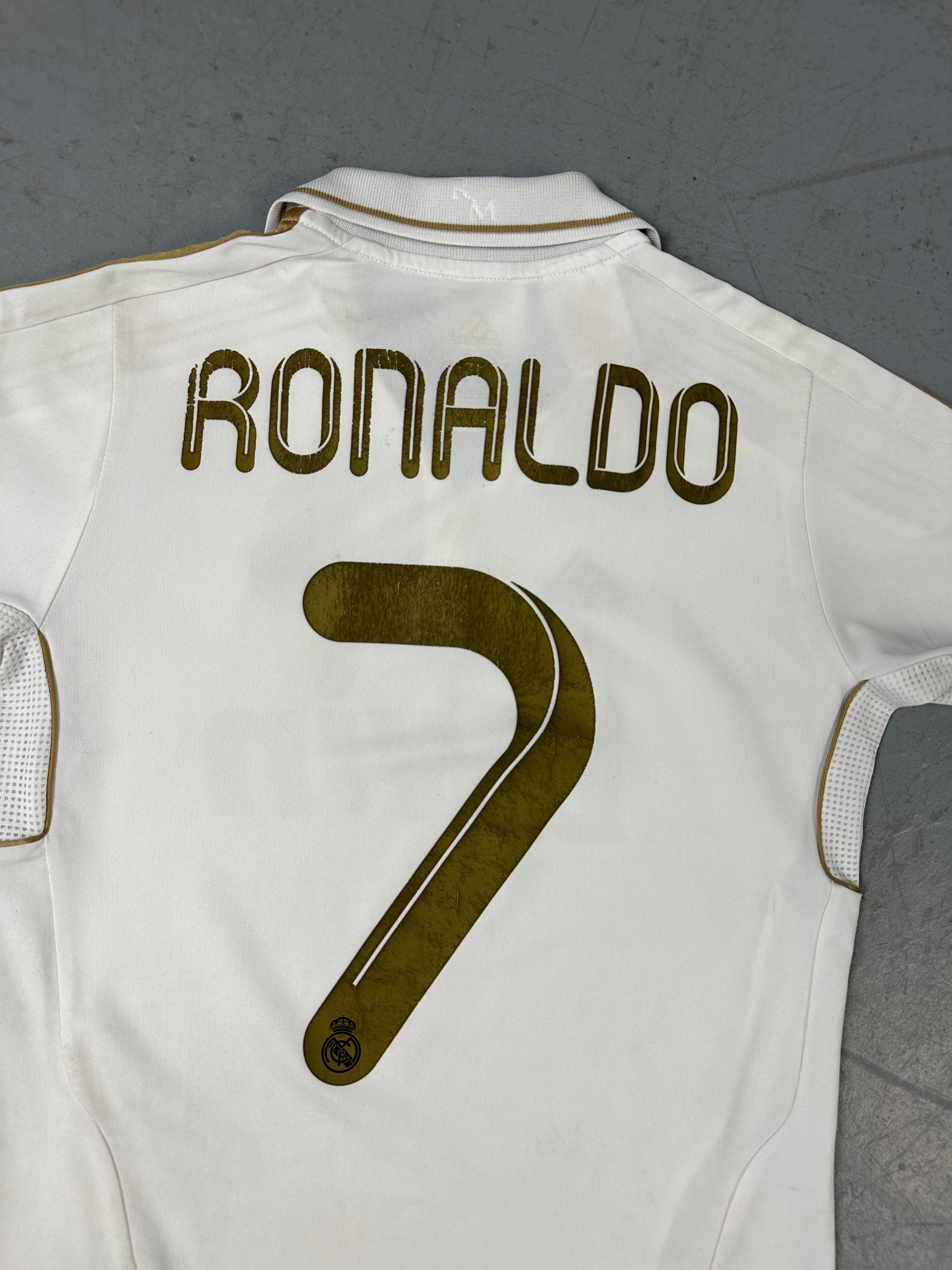 Ein Real Madrid Trikot von Adidas in weiß Gold mit Ronaldo auf dem Rücken in XS