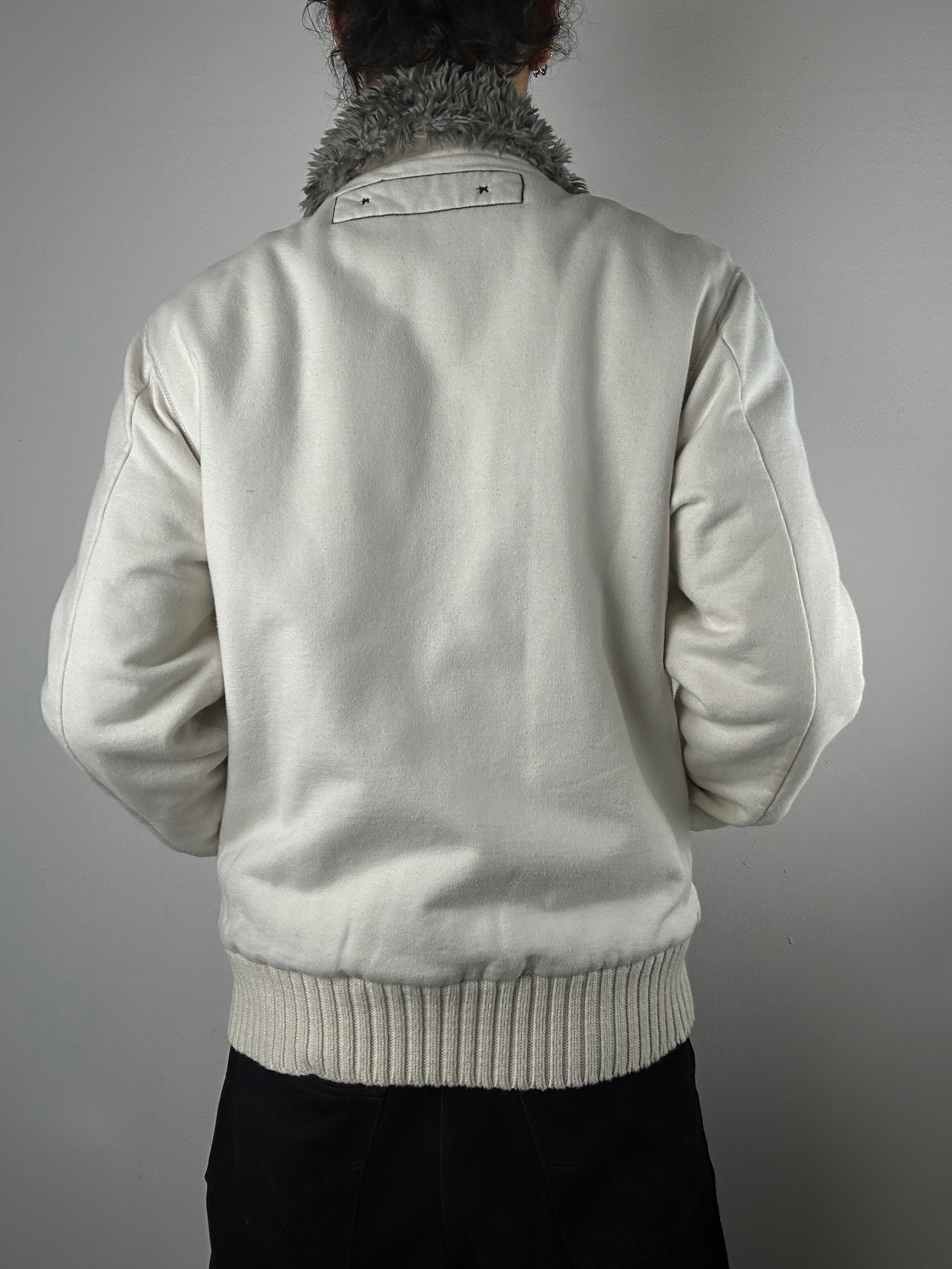 Tragebild von einer Vintage White Energie Fur Jacket von hinten