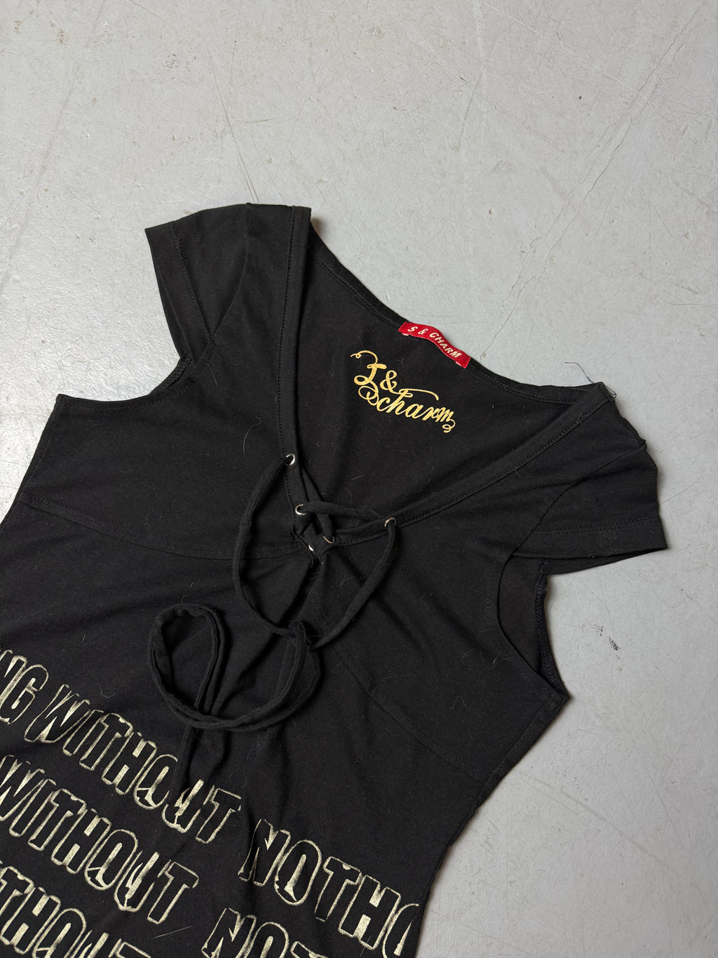 Detailbild von einem Vintage S & Charm Black Tank Top von Kragen