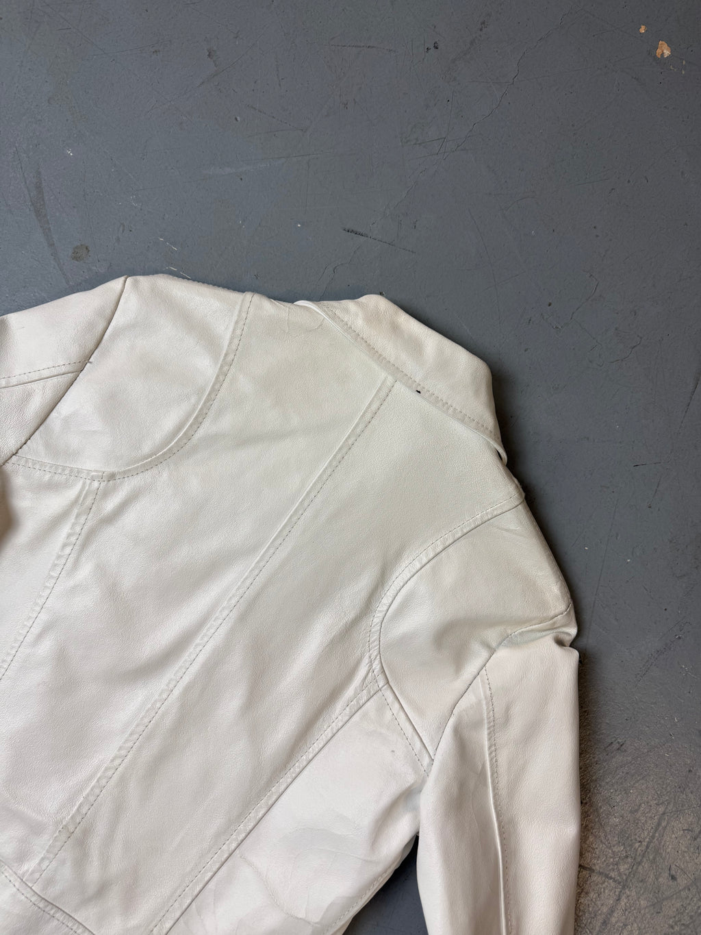 Detailliertes Produktbild von Vintage White Italian Leather Jacket S/M von hinten