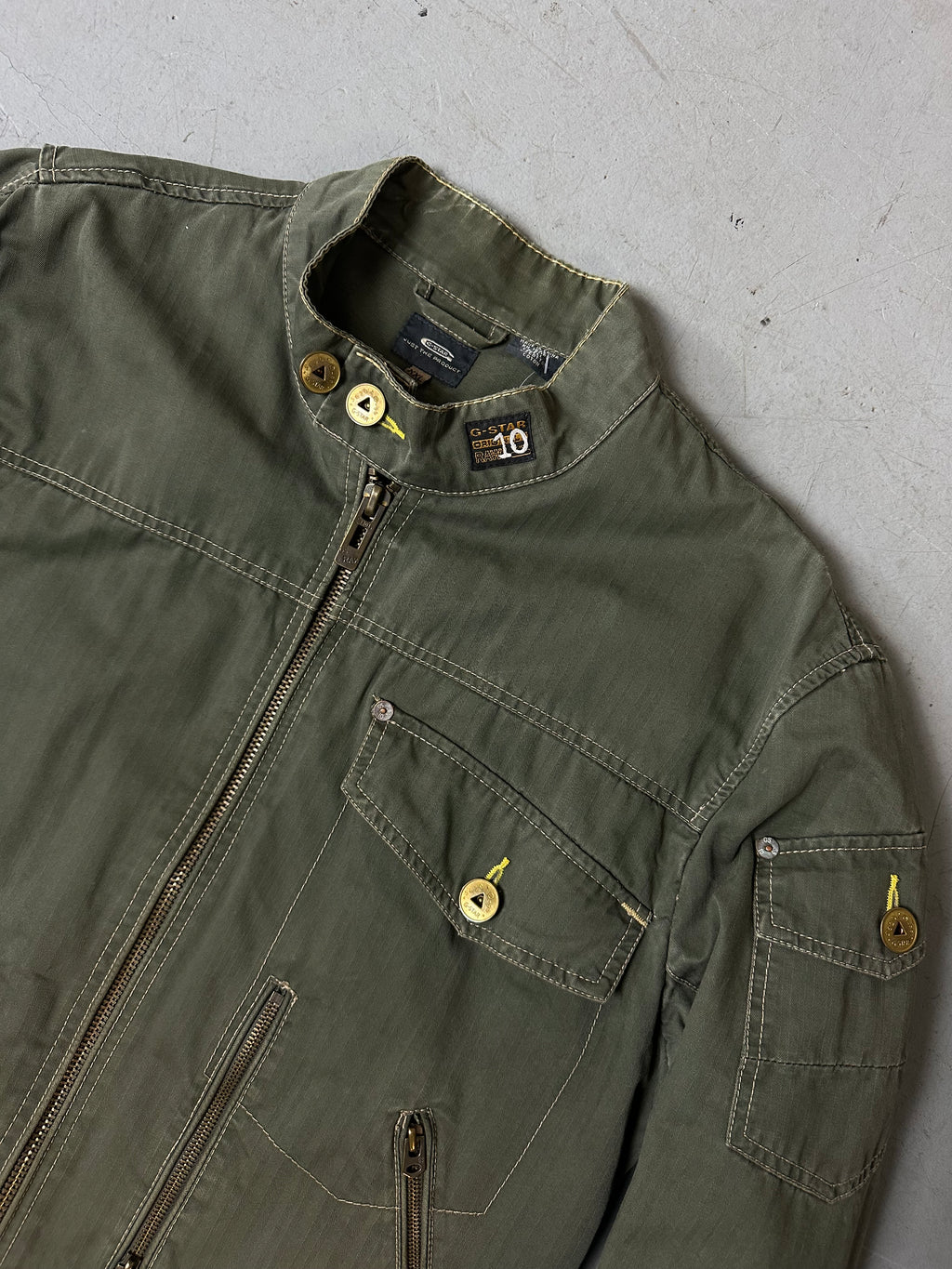 Eine dunkelgrüne Übergangsjacke von g-Star 