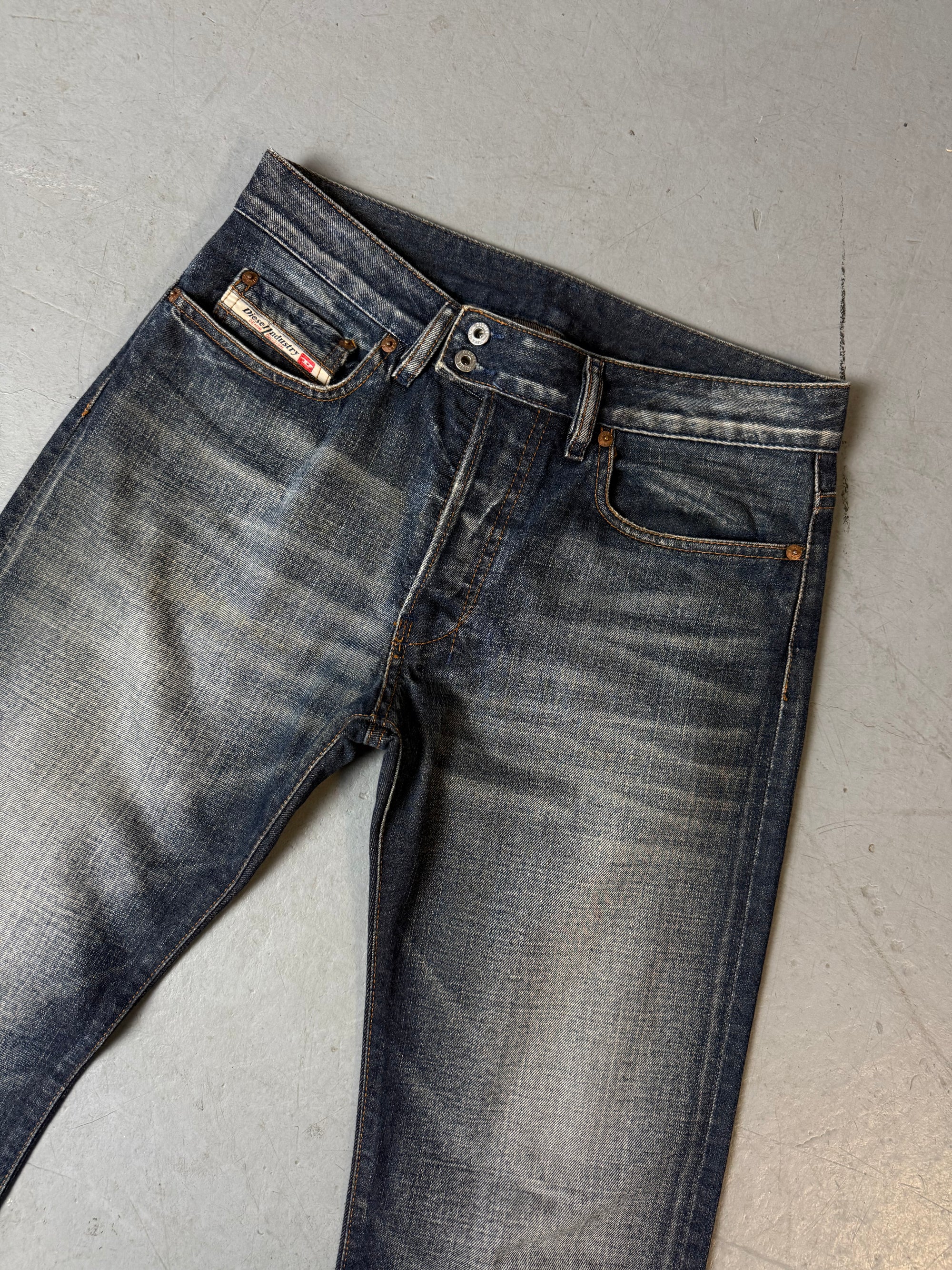 Detailbild von Vintage Diesel Grey Blue Washed Bootcut Jeans von Hosenbund vorne