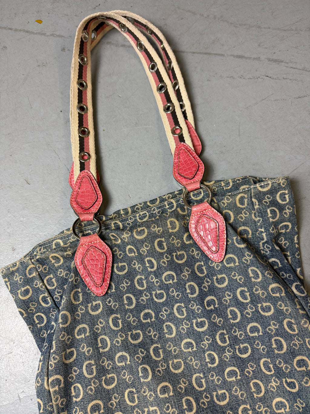 Detailbild von einer Vintage CNTY BAGS Guess Denim Tote Bag with Pink Details von Trägern