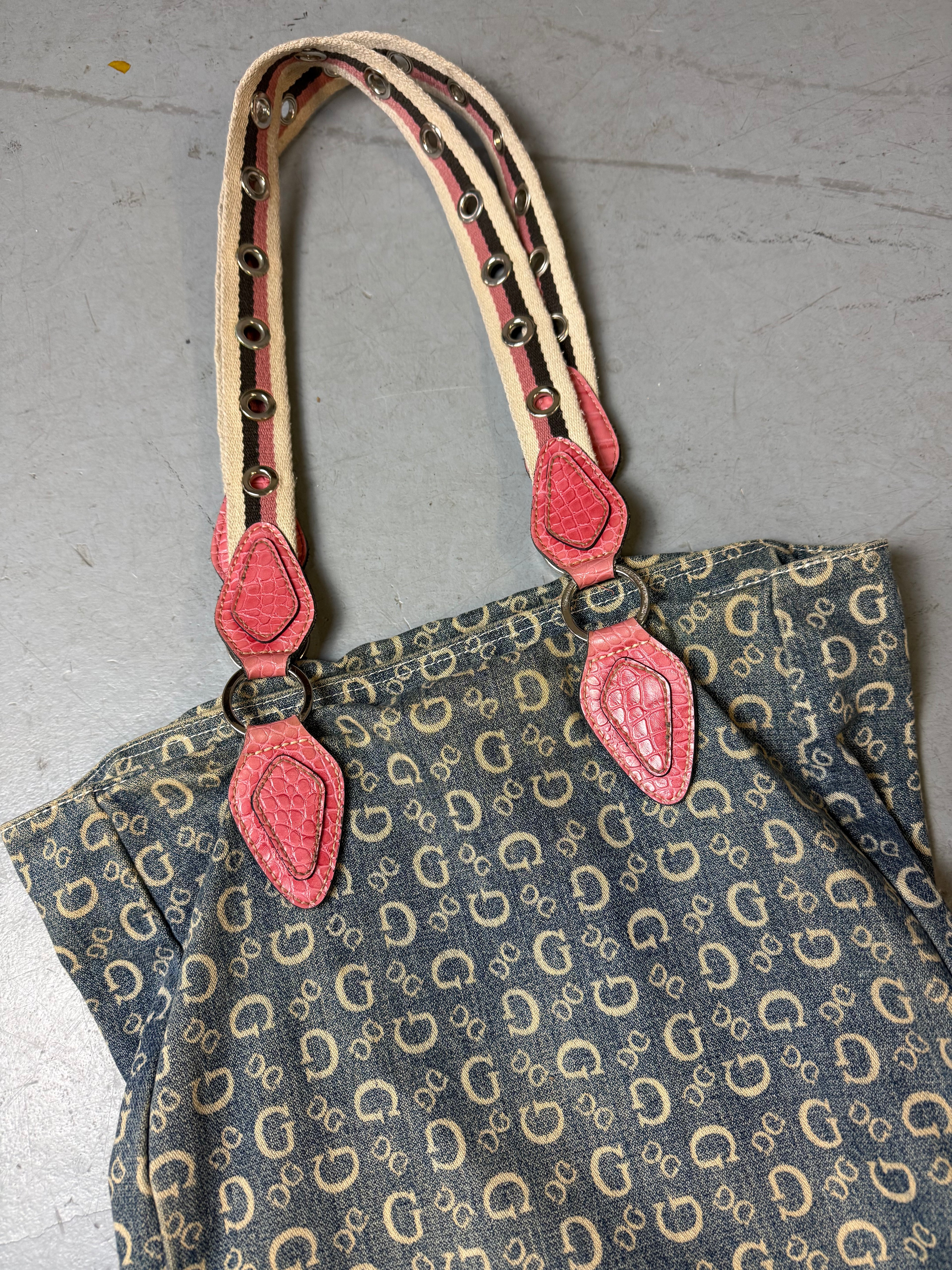 Detailbild von einer Vintage CNTY BAGS Guess Denim Tote Bag with Pink Details von Trägern