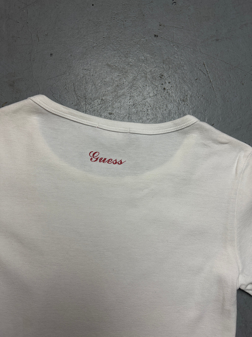 Detailbild von einem Vintage Guess Baby Tee von hinten