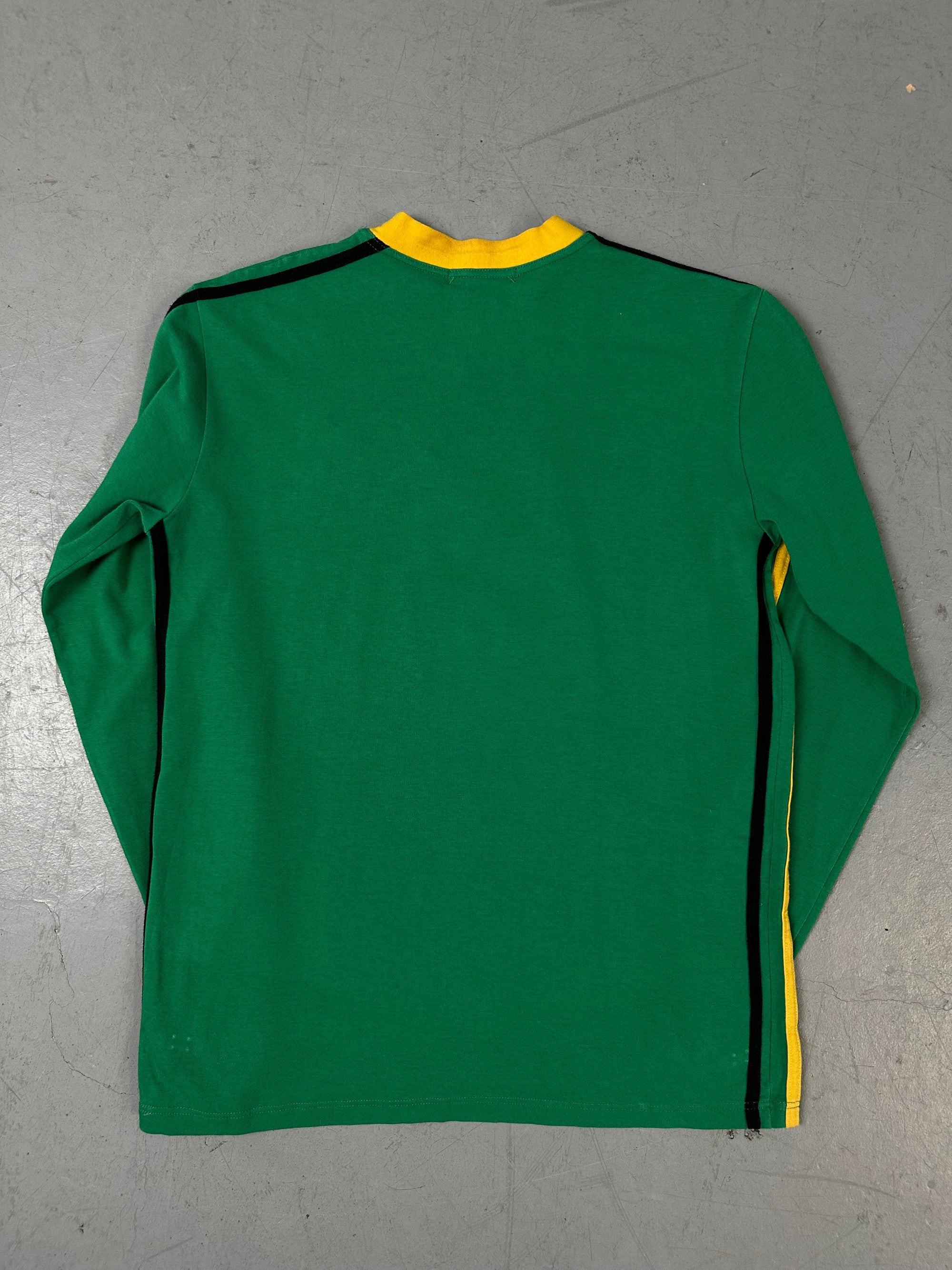Ein grün gelbes longsleeve mit Jamaica Aufschrift und dem Puma Logo auf der Brust 