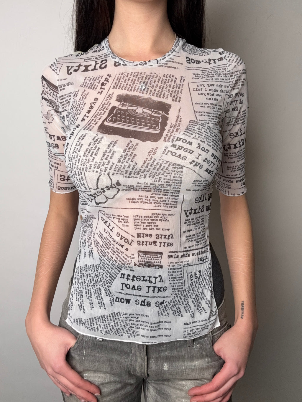 Tragebild von Vintage Miss Sixty Newspaper Mesh T-Shirt S von vorne