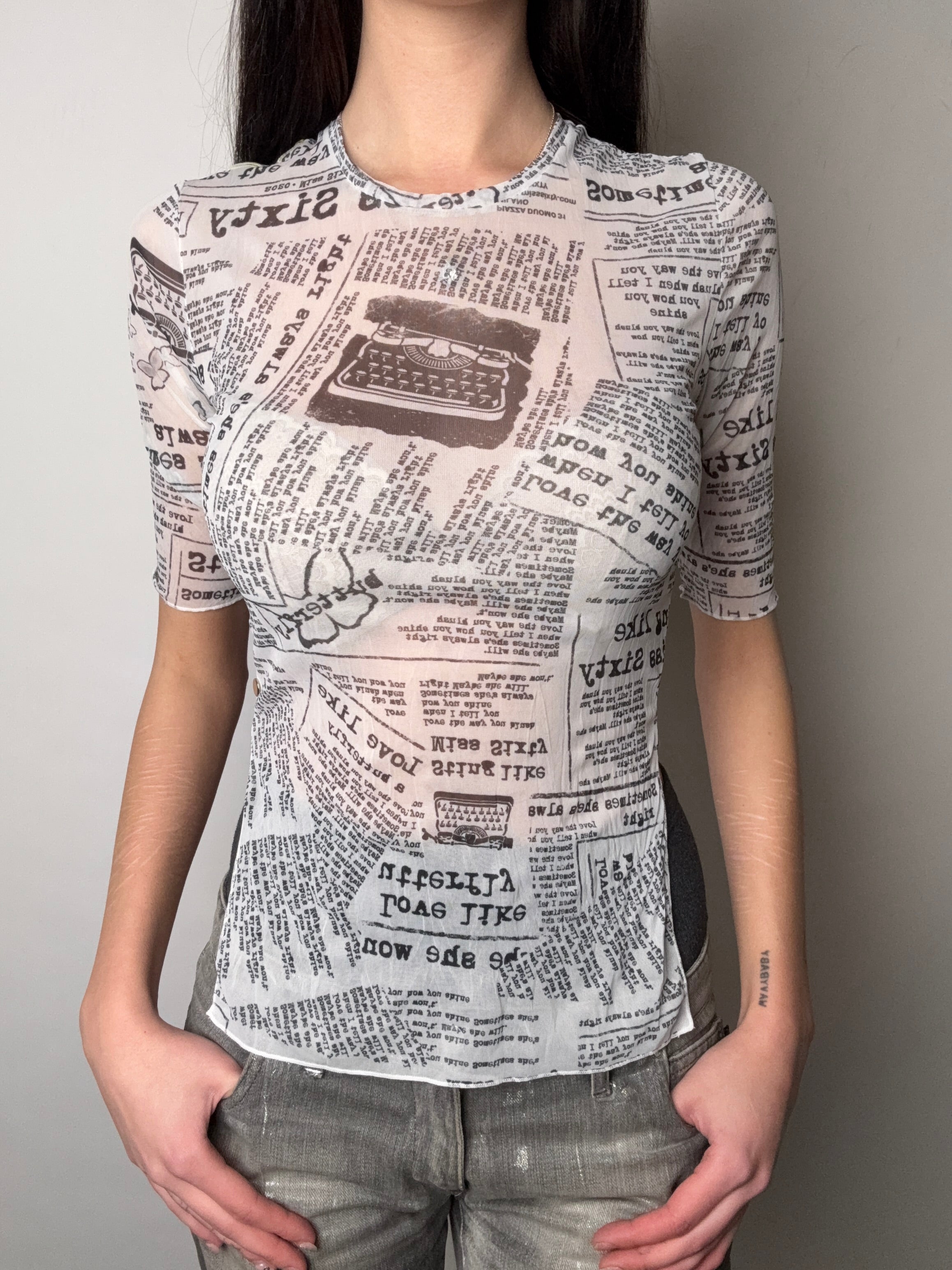 Tragebild von Vintage Miss Sixty Newspaper Mesh T-Shirt S von vorne
