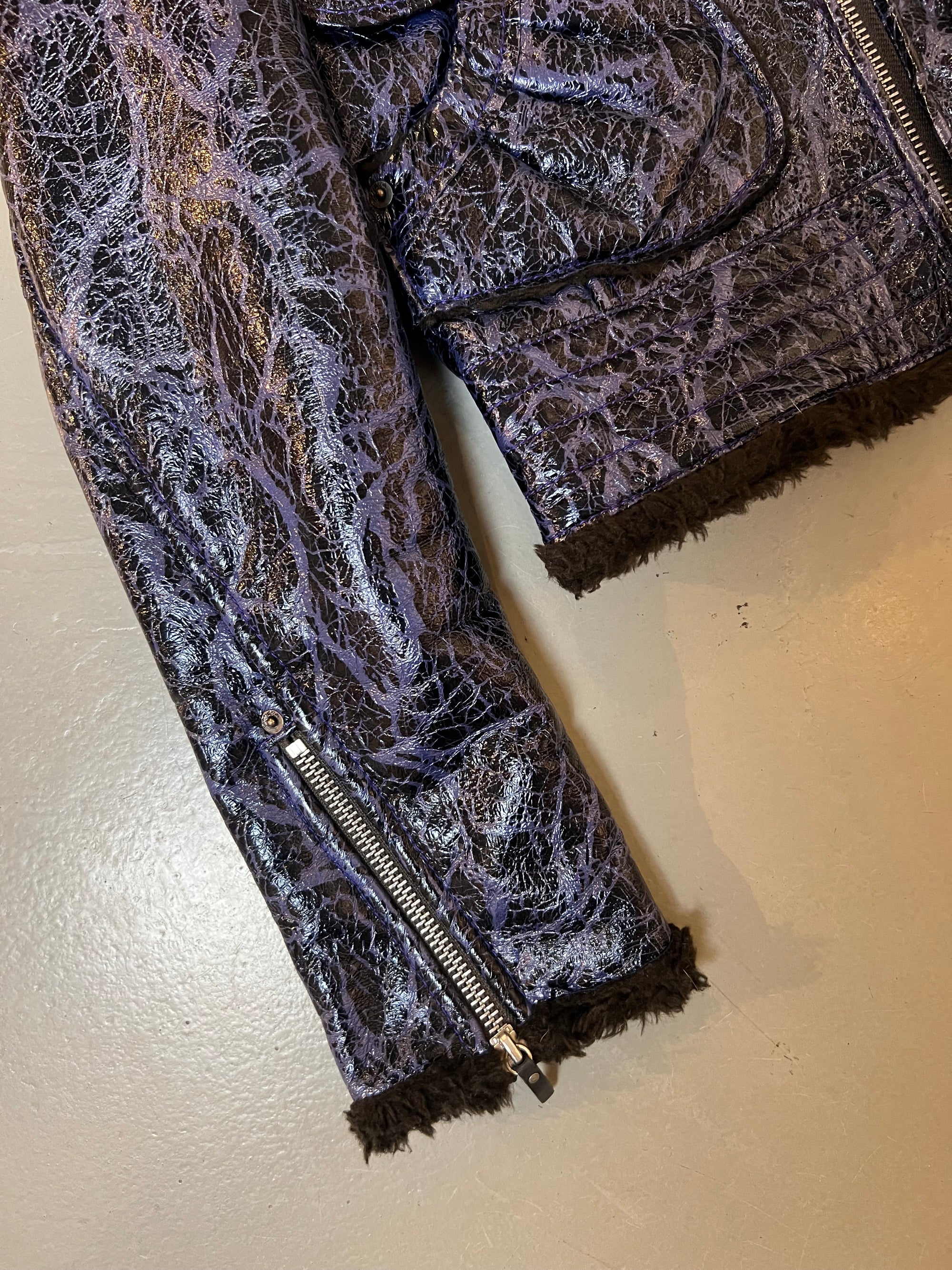 Zu sehen ist eine lila Miss Sixty Jacke mit Fell Kragen