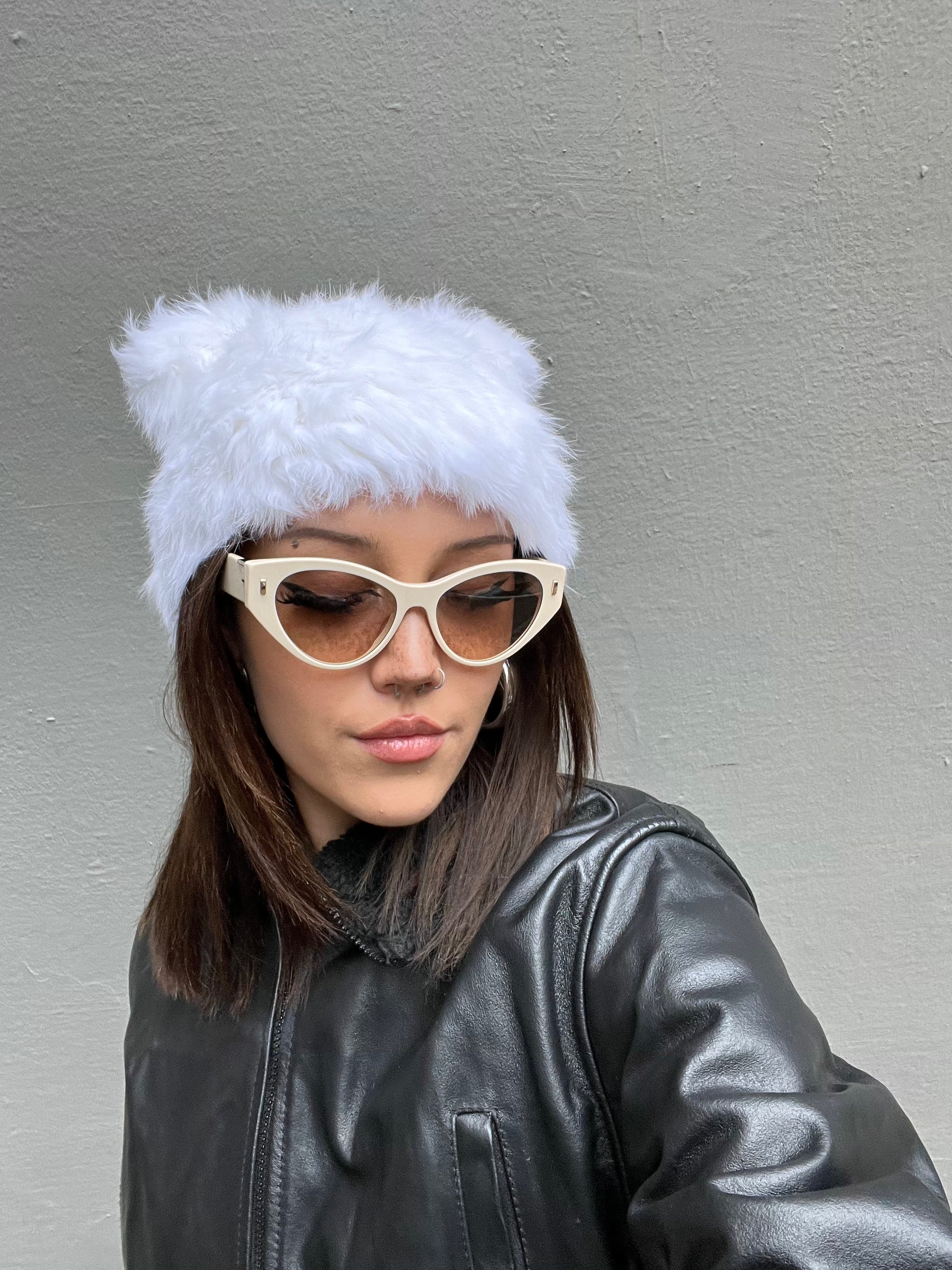 Tragebild der Fendi Beige Cateye Sunglasses von vorne an einem weiblichem Model.