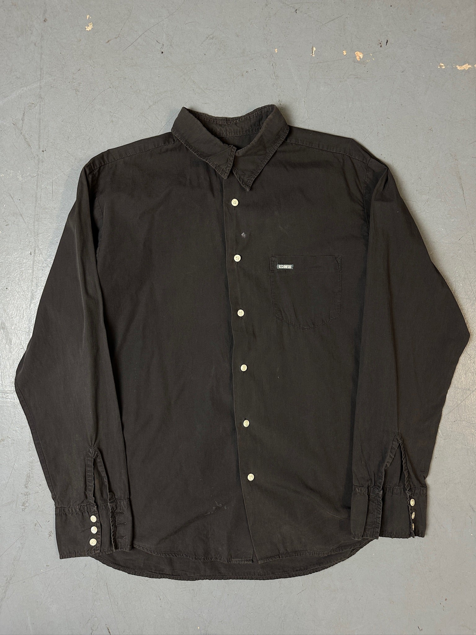 Produktbild von grauem Diesel Hemd auf Boden 