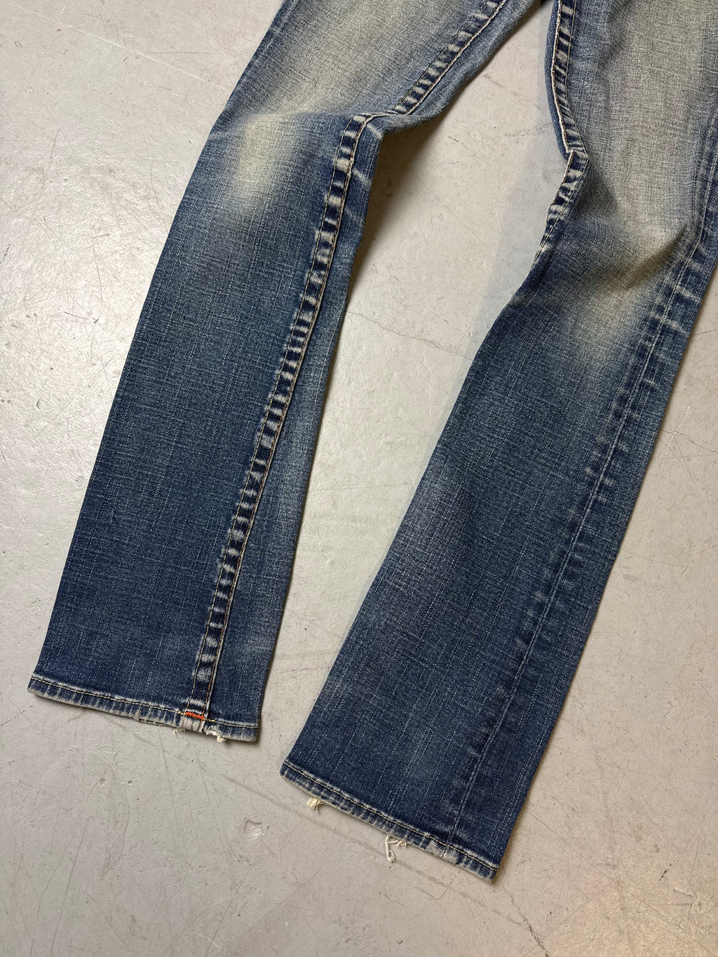 Detailbild von einer Vintage True Religion Bootcut Denim von Hosenbeinen
